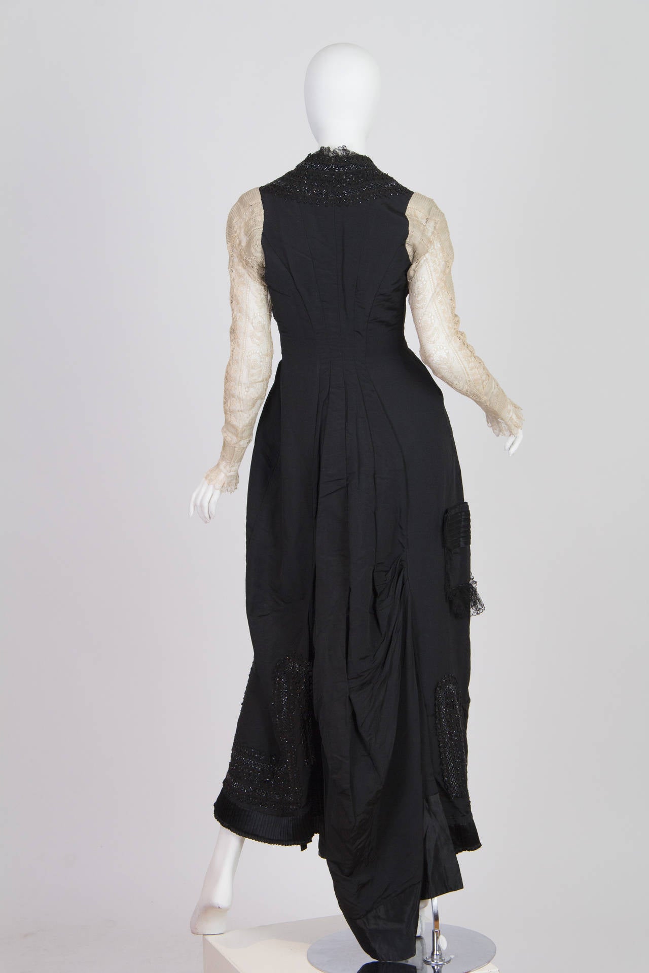 Viktorianisches schwarz-weißes Haute Couture Seiden-Organdy-Büstenkleid mit Perlen aus den 1880er Jahren (Schwarz) im Angebot