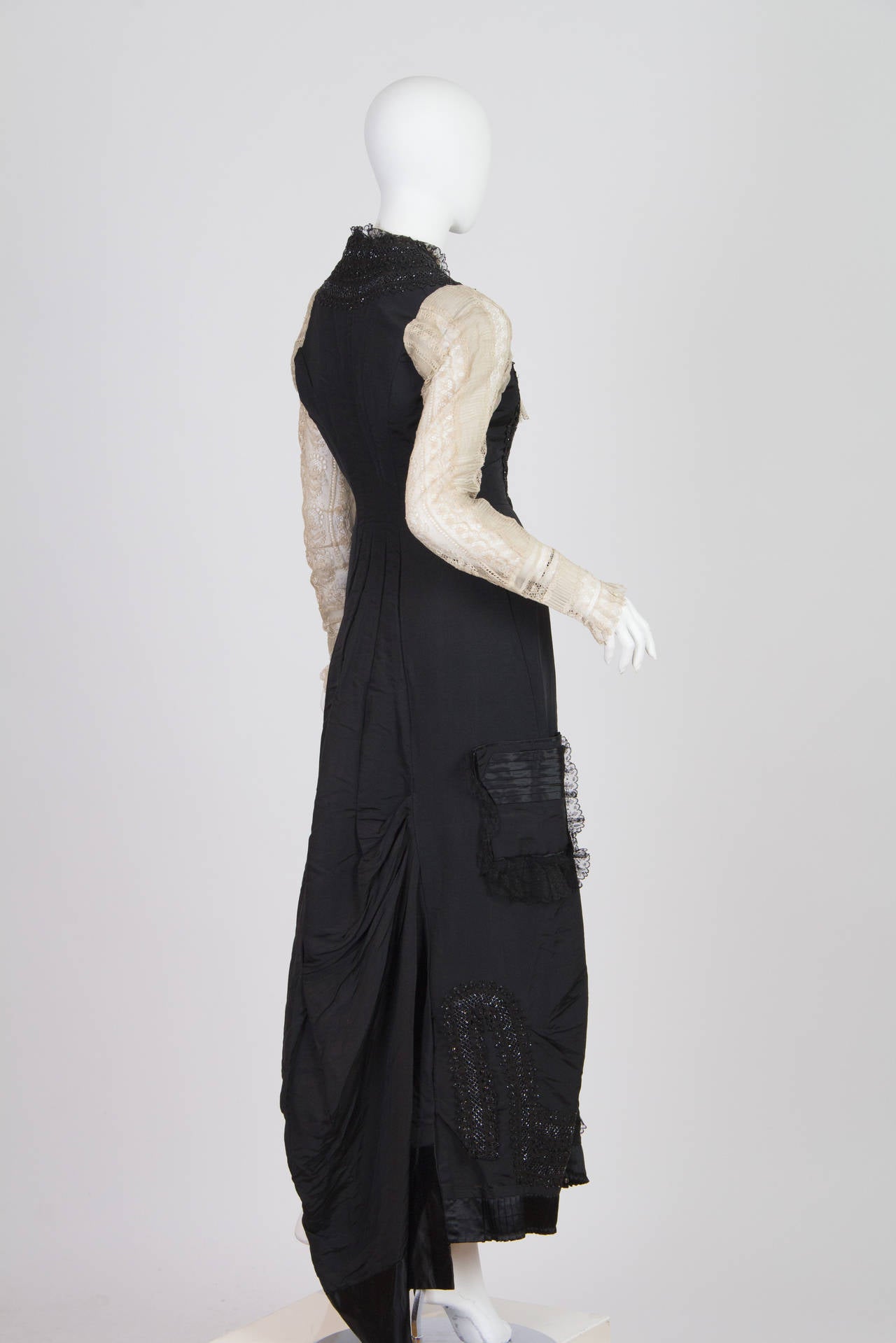 Viktorianisches schwarz-weißes Haute Couture Seiden-Organdy-Büstenkleid mit Perlen aus den 1880er Jahren im Zustand „Hervorragend“ im Angebot in New York, NY