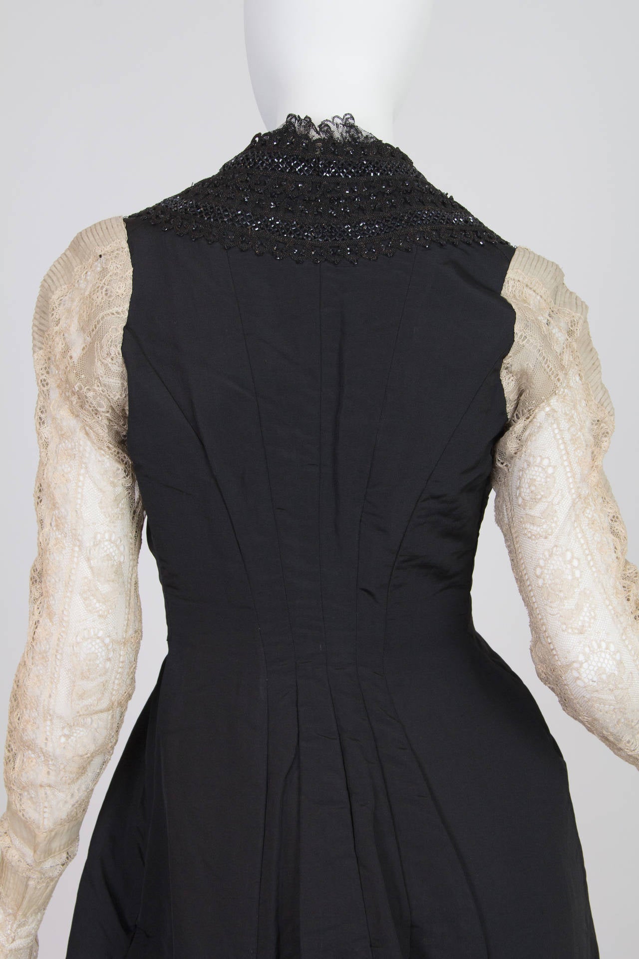 Viktorianisches schwarz-weißes Haute Couture Seiden-Organdy-Büstenkleid mit Perlen aus den 1880er Jahren im Angebot 3