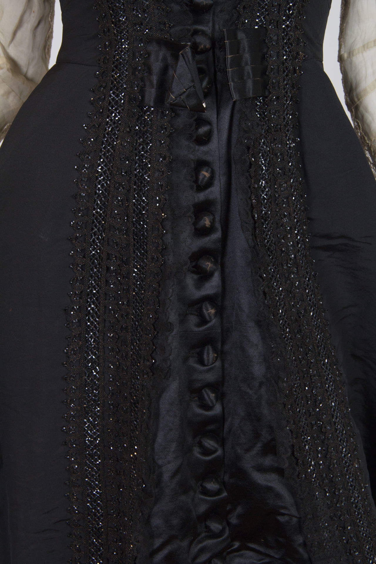 Viktorianisches schwarz-weißes Haute Couture Seiden-Organdy-Büstenkleid mit Perlen aus den 1880er Jahren im Angebot 4