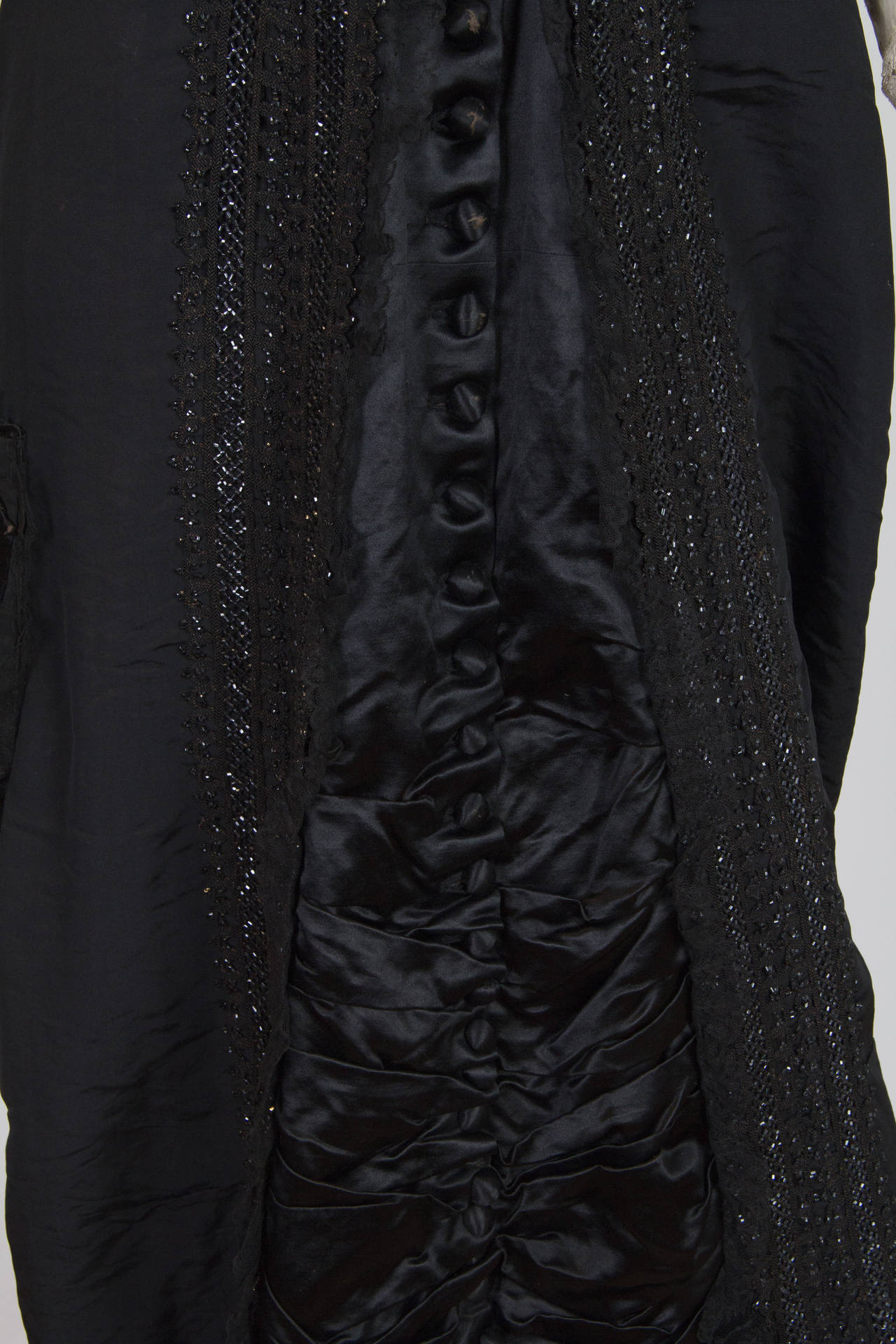 Viktorianisches schwarz-weißes Haute Couture Seiden-Organdy-Büstenkleid mit Perlen aus den 1880er Jahren im Angebot 1