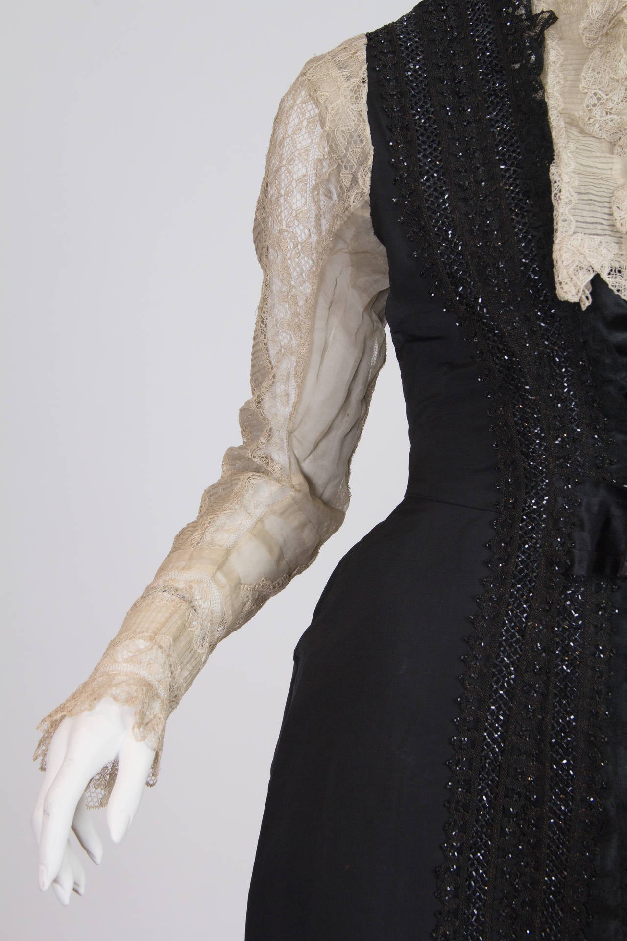Viktorianisches schwarz-weißes Haute Couture Seiden-Organdy-Büstenkleid mit Perlen aus den 1880er Jahren im Angebot 2
