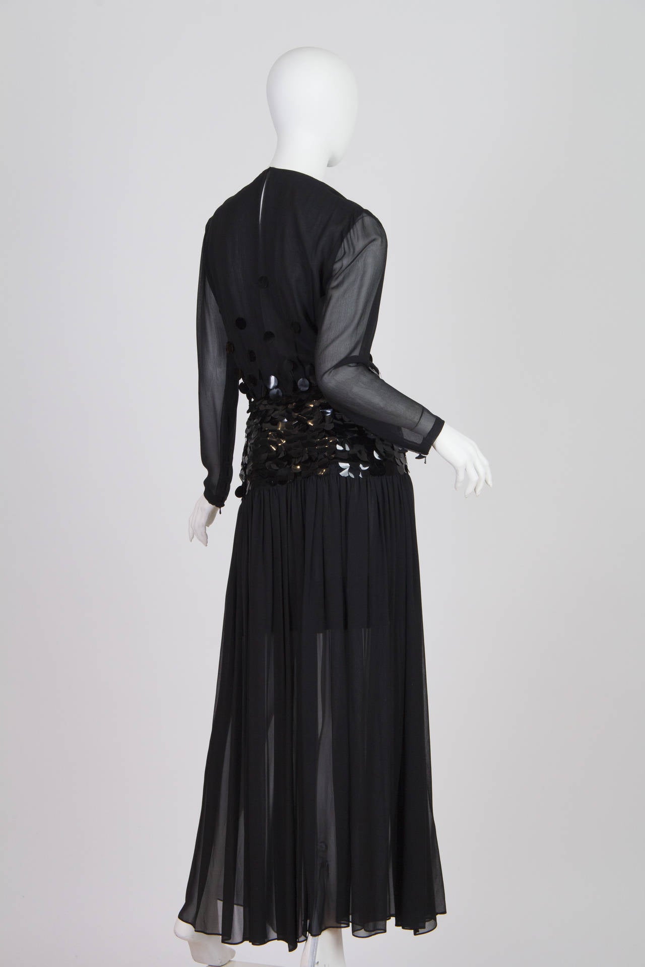 Noir PAULINE TRIGERE - Robe à manches longues en mousseline de soie perlée noire, années 1980 en vente
