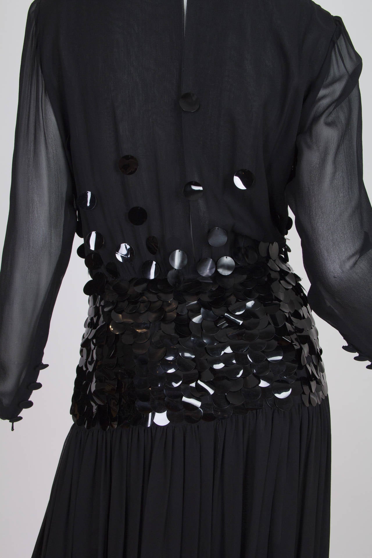 PAULINE TRIGERE - Robe à manches longues en mousseline de soie perlée noire, années 1980 en vente 1