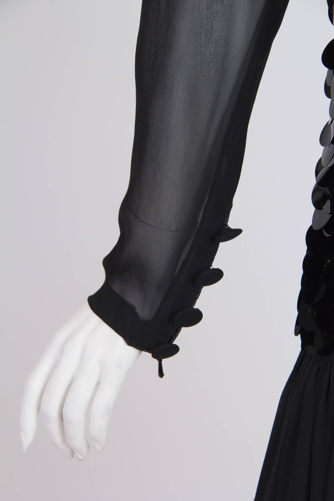 PAULINE TRIGERE - Robe à manches longues en mousseline de soie perlée noire, années 1980 Pour femmes en vente