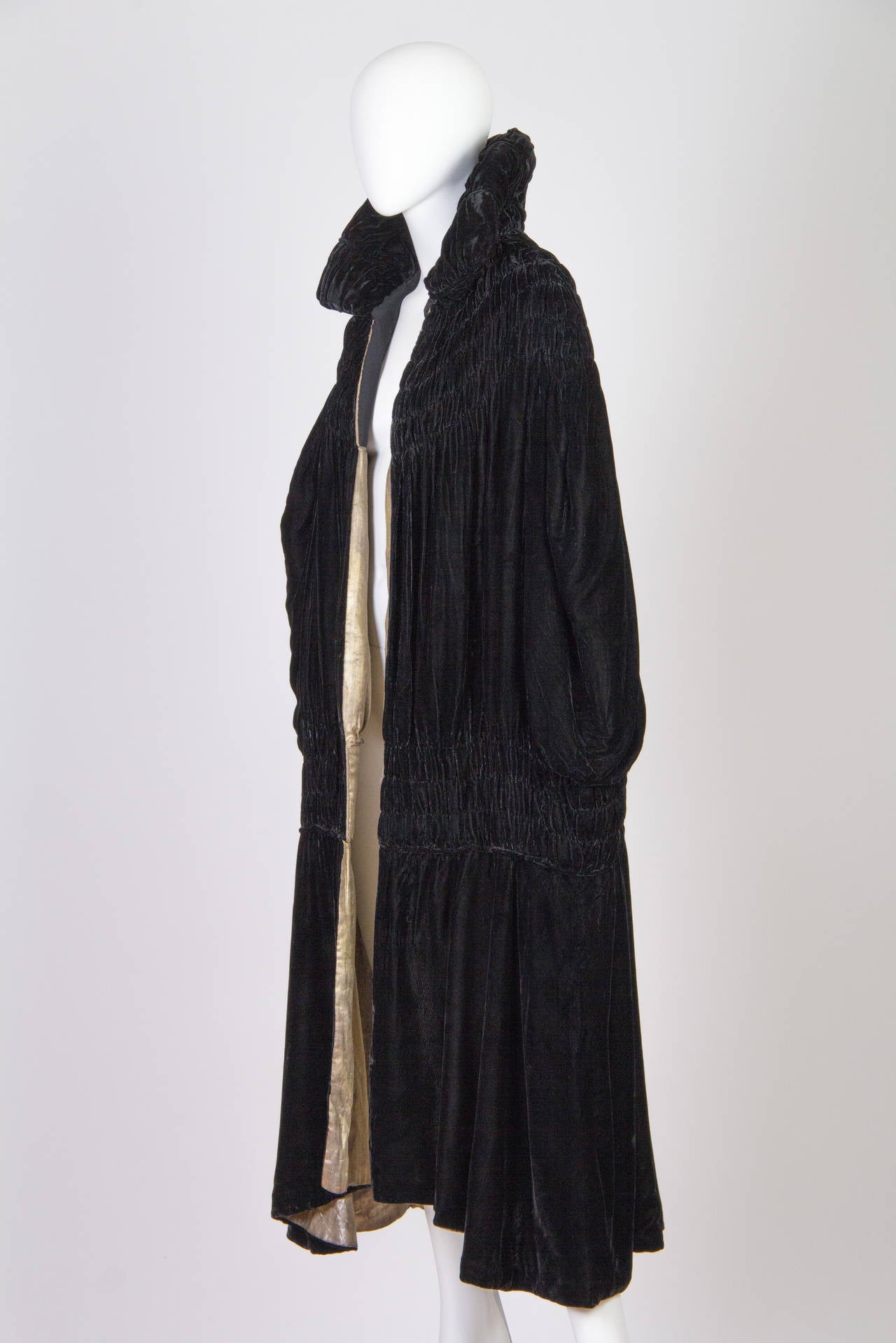 1920S  Black Silk Velvet Cape Lined In Champagne Silver Lamé In Excellent Condition For Sale In New York, NY