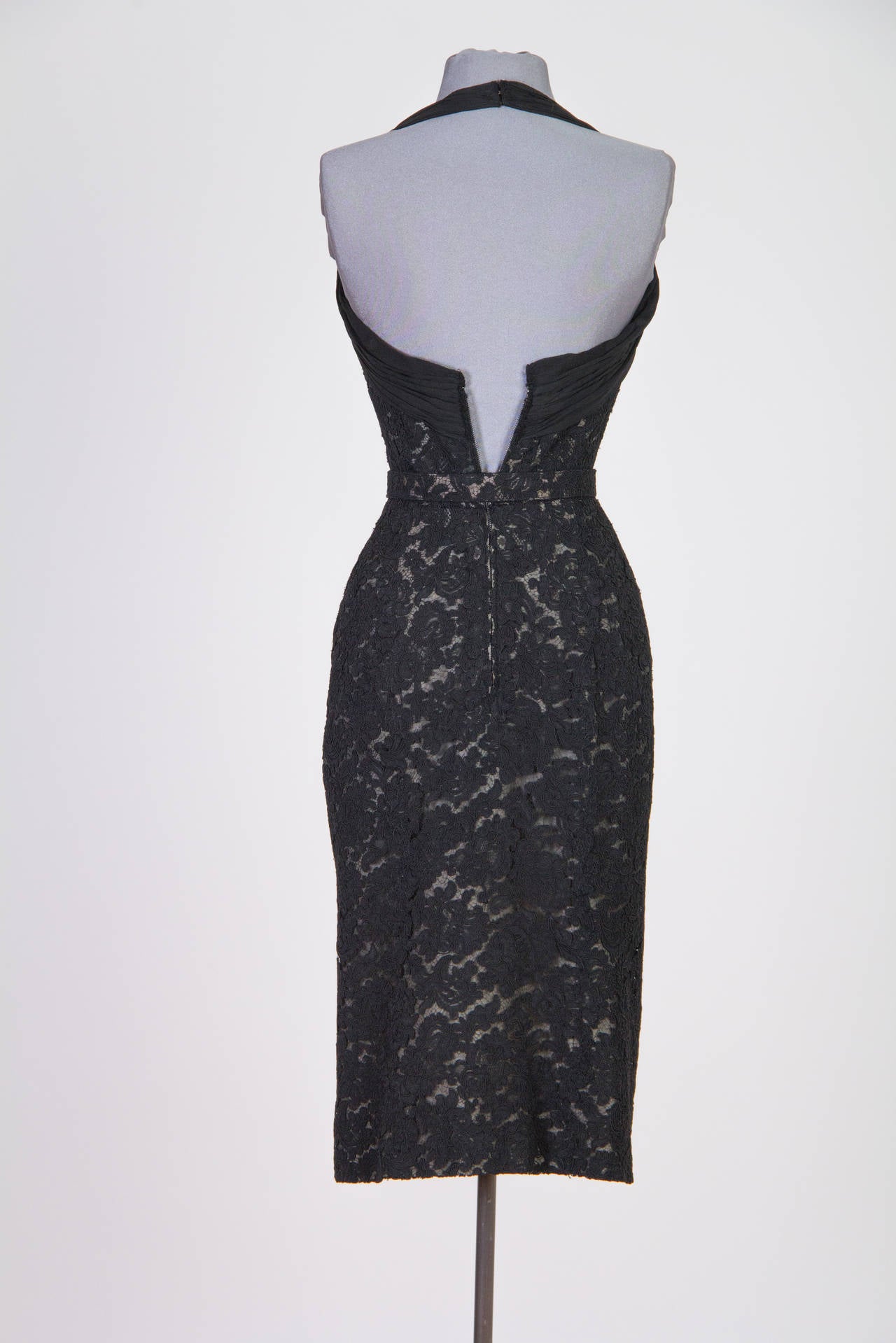 1950er Jahre PIERRE BALMAIN Schwarz-Weißes Haute Couture-Cocktailkleid aus Seidenspitze Jacke Damen im Angebot