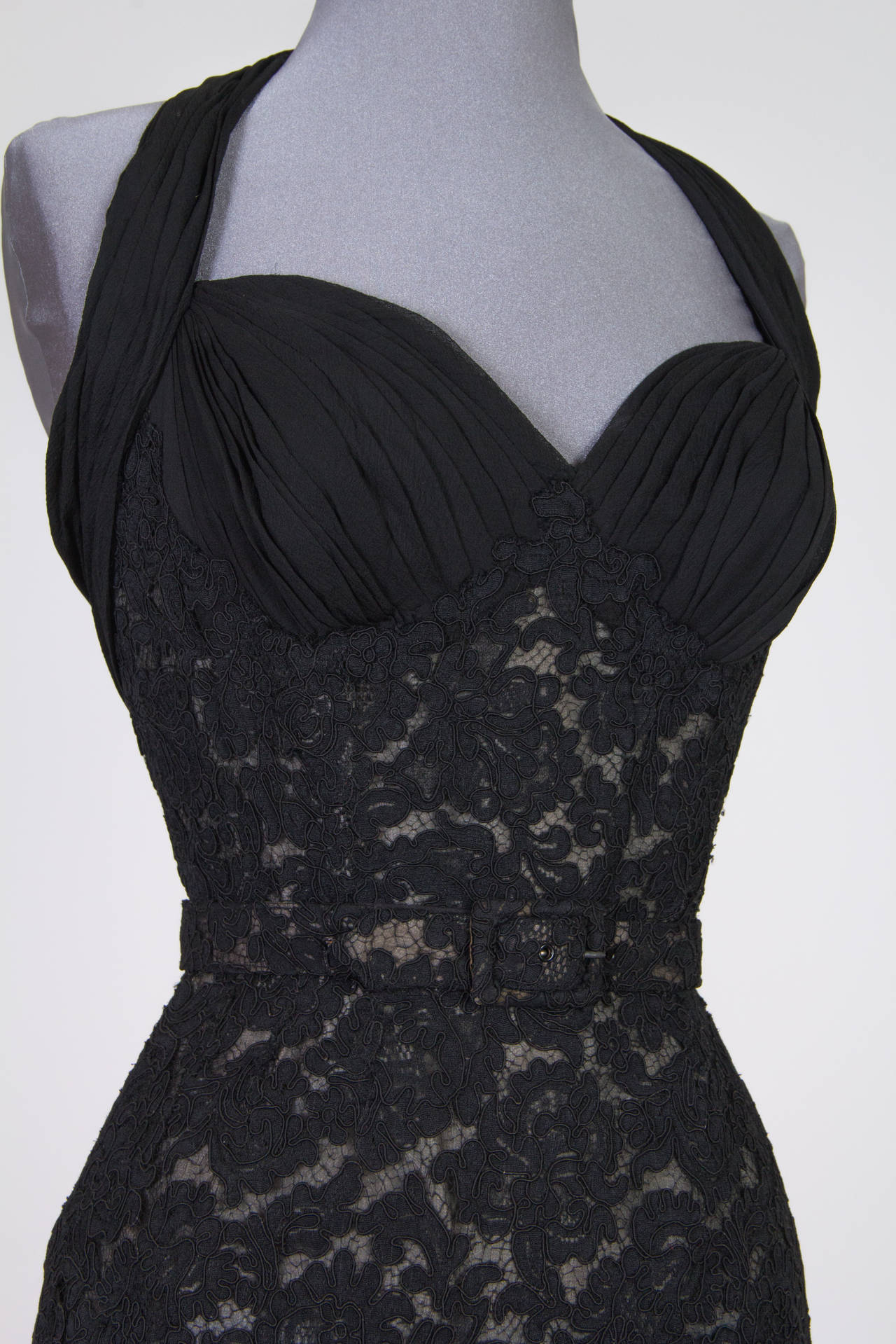 1950er Jahre PIERRE BALMAIN Schwarz-Weißes Haute Couture-Cocktailkleid aus Seidenspitze Jacke im Angebot 3