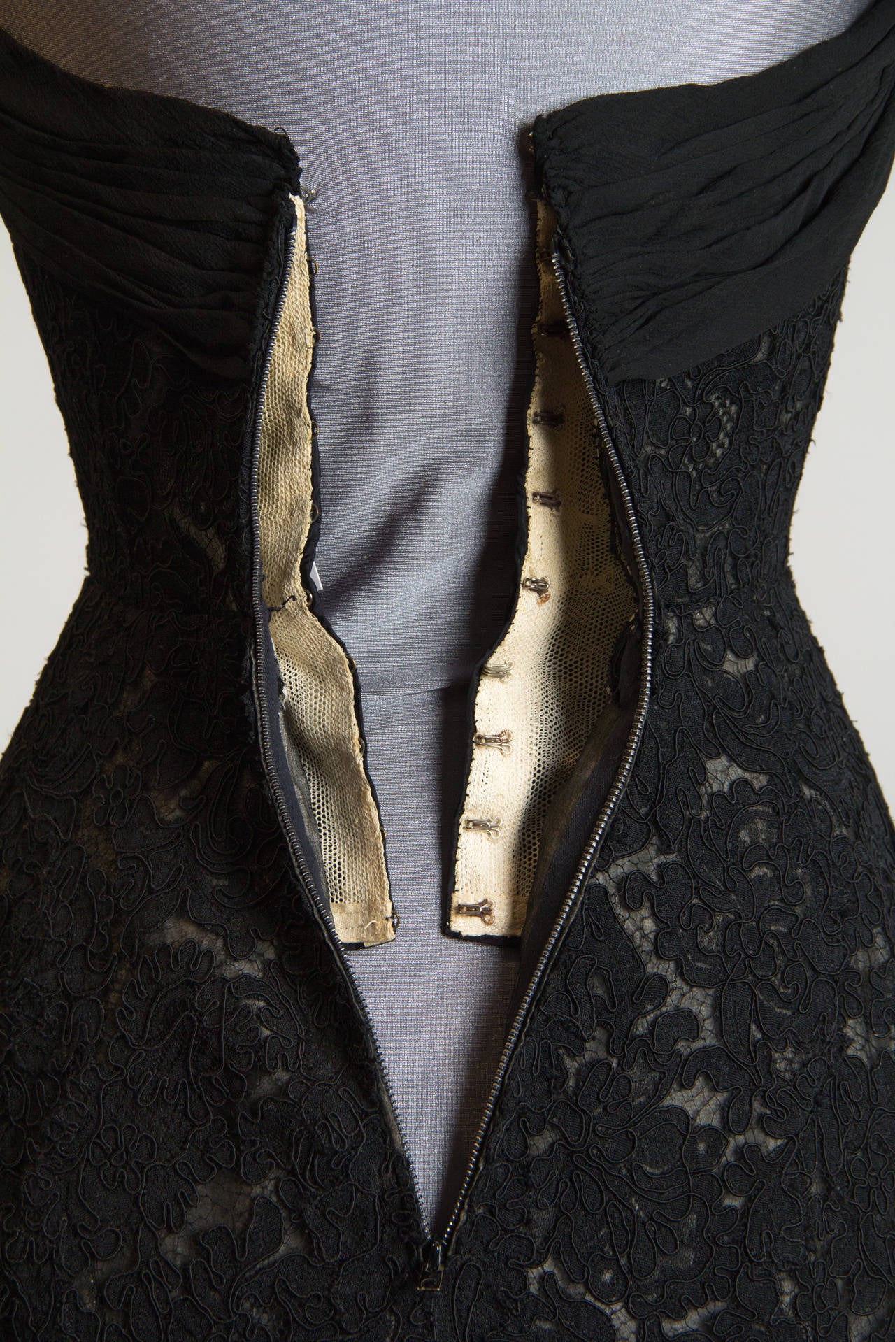 1950er Jahre PIERRE BALMAIN Schwarz-Weißes Haute Couture-Cocktailkleid aus Seidenspitze Jacke im Angebot 4
