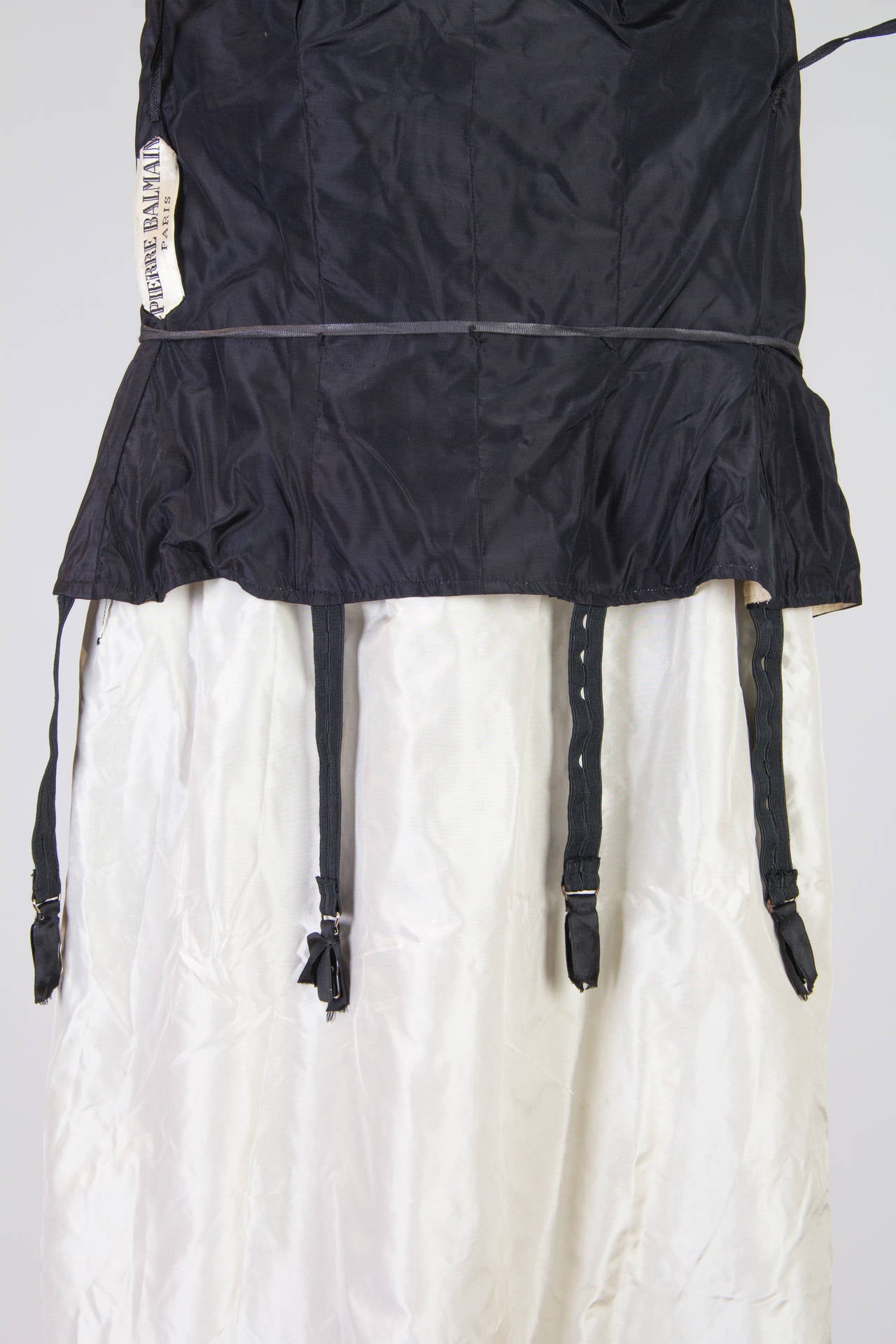 1950er Jahre PIERRE BALMAIN Schwarz-Weißes Haute Couture-Cocktailkleid aus Seidenspitze Jacke im Angebot 2