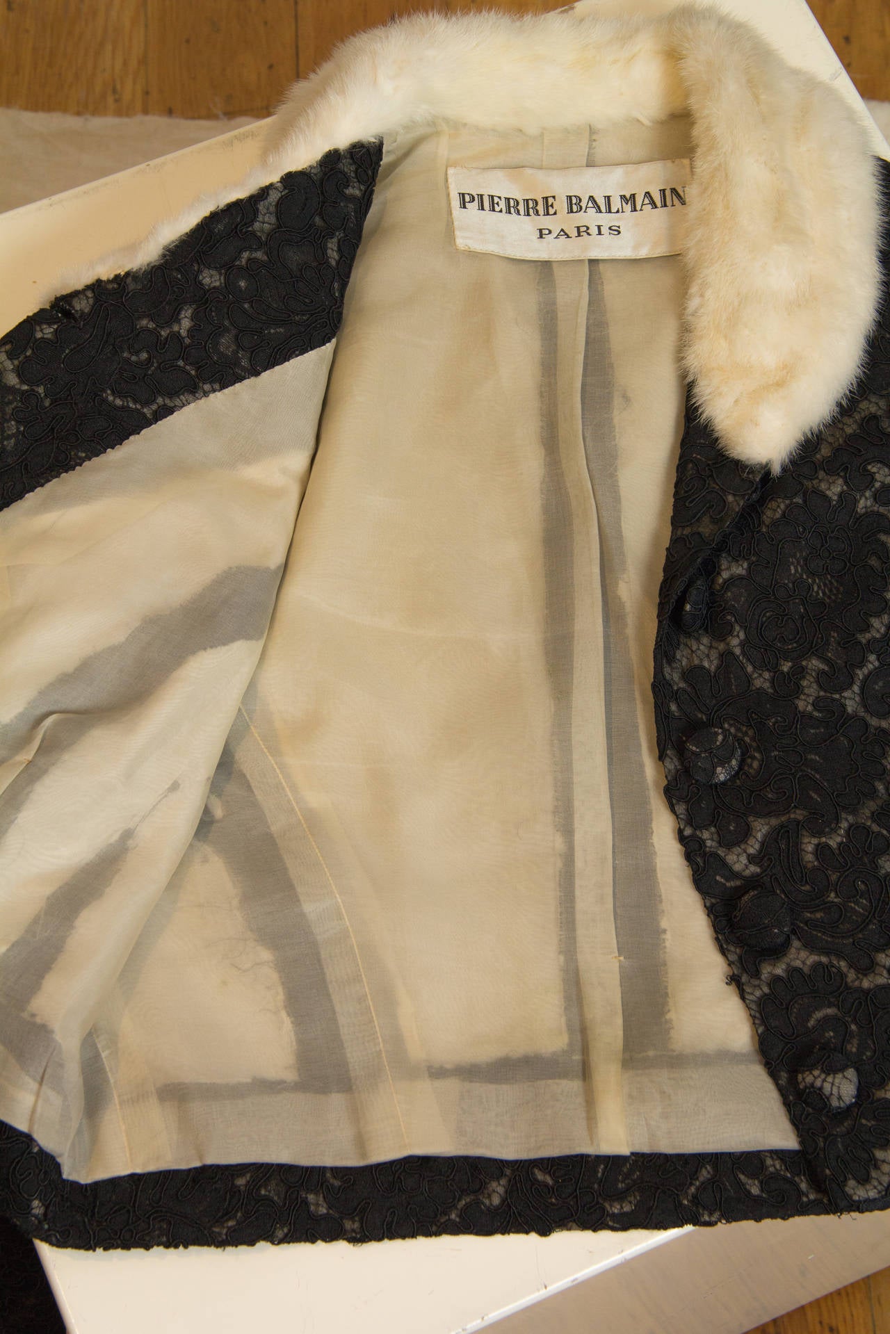 1950er Jahre PIERRE BALMAIN Schwarz-Weißes Haute Couture-Cocktailkleid aus Seidenspitze Jacke im Angebot 5