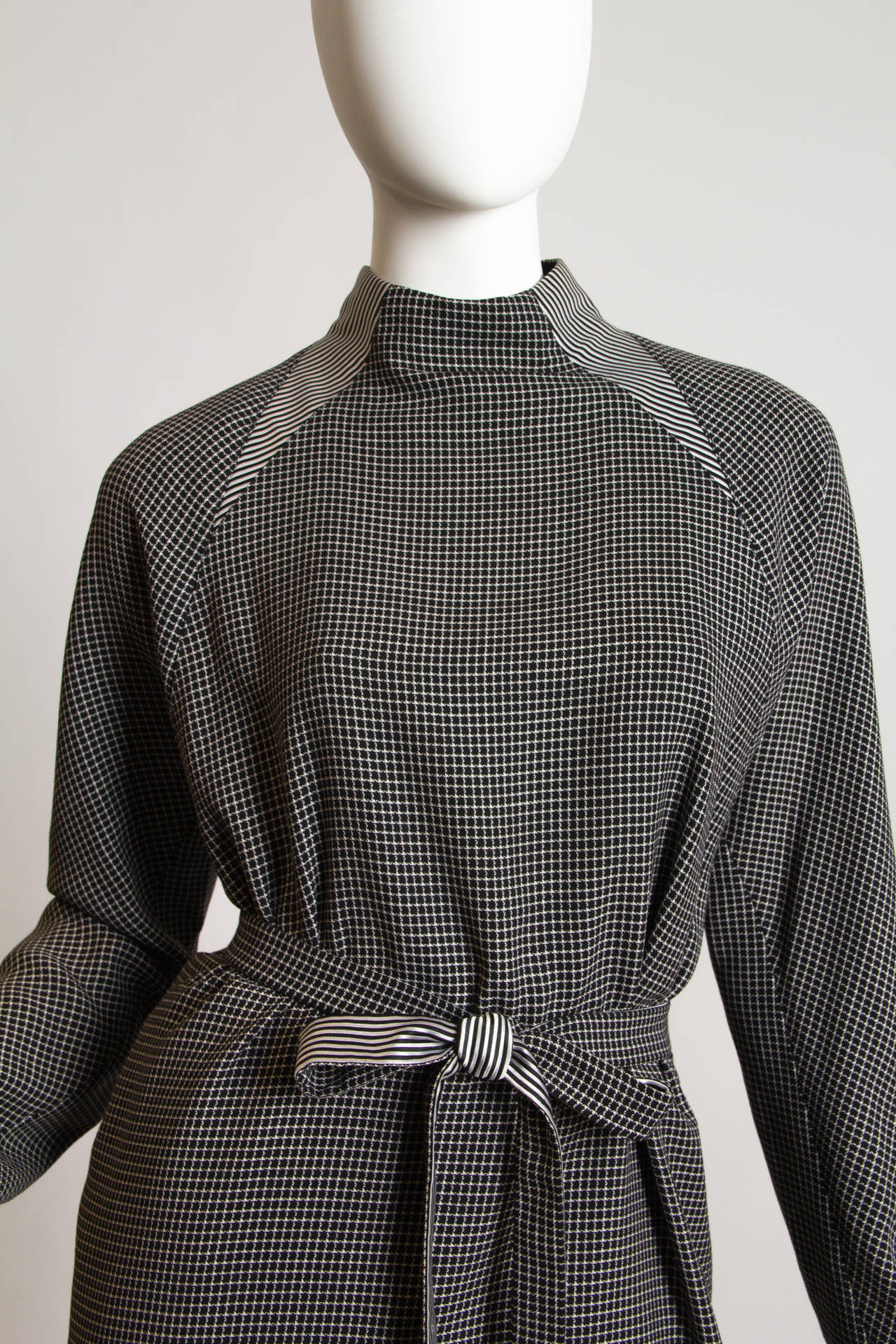 1980S GEOFFREY BEENE Black & White Wool Silk Contrast Pattern Raglan Sleeve Top 3