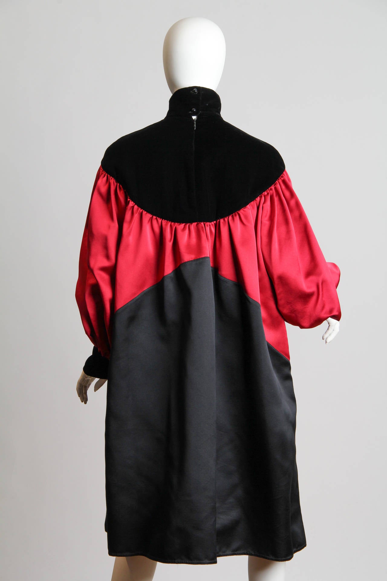 Strikingly Sculptural Geoffrey Beene Satin and Velvet Dress In Good Condition In New York, NY