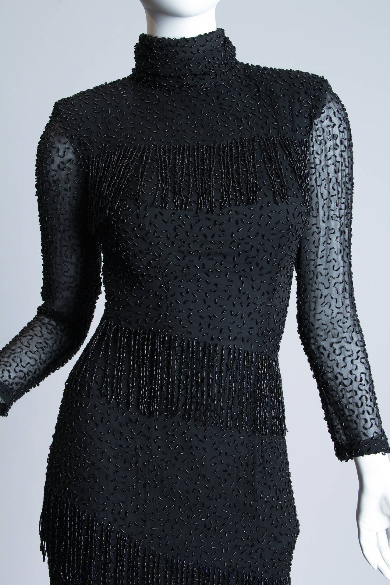 BOB MACKIE Robe à manches longues en mousseline de soie perlée noire avec franges, années 1980 en vente 2