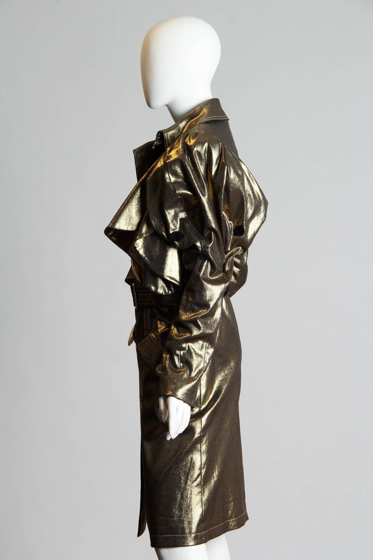 1990er Jahre JC DE CASTELBAJAC Metallic Gold Baumwolle Denim Trenchcoat mit Gürtel mit Elfenbein (Grau) im Angebot