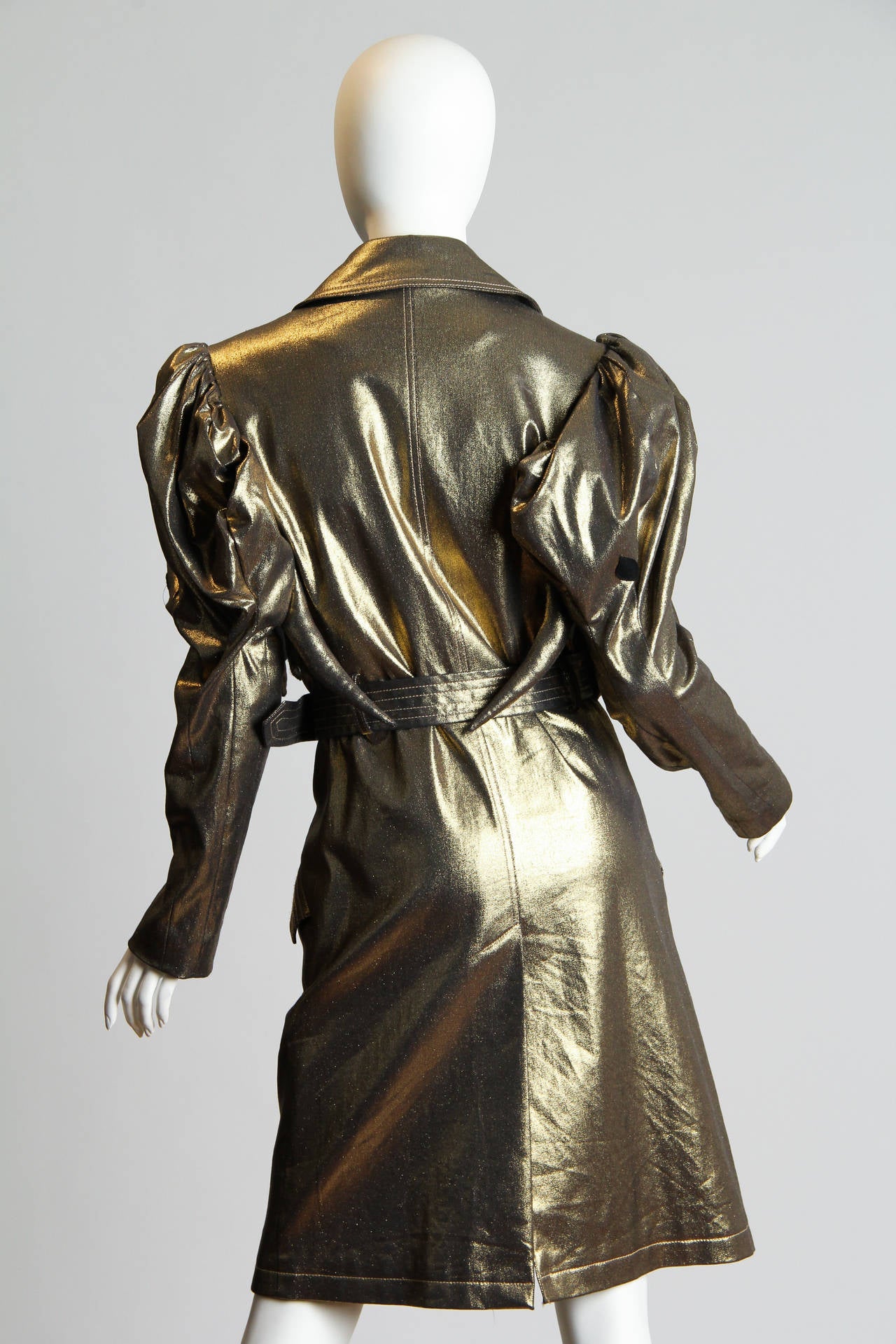 1990er Jahre JC DE CASTELBAJAC Metallic Gold Baumwolle Denim Trenchcoat mit Gürtel mit Elfenbein im Zustand „Hervorragend“ im Angebot in New York, NY