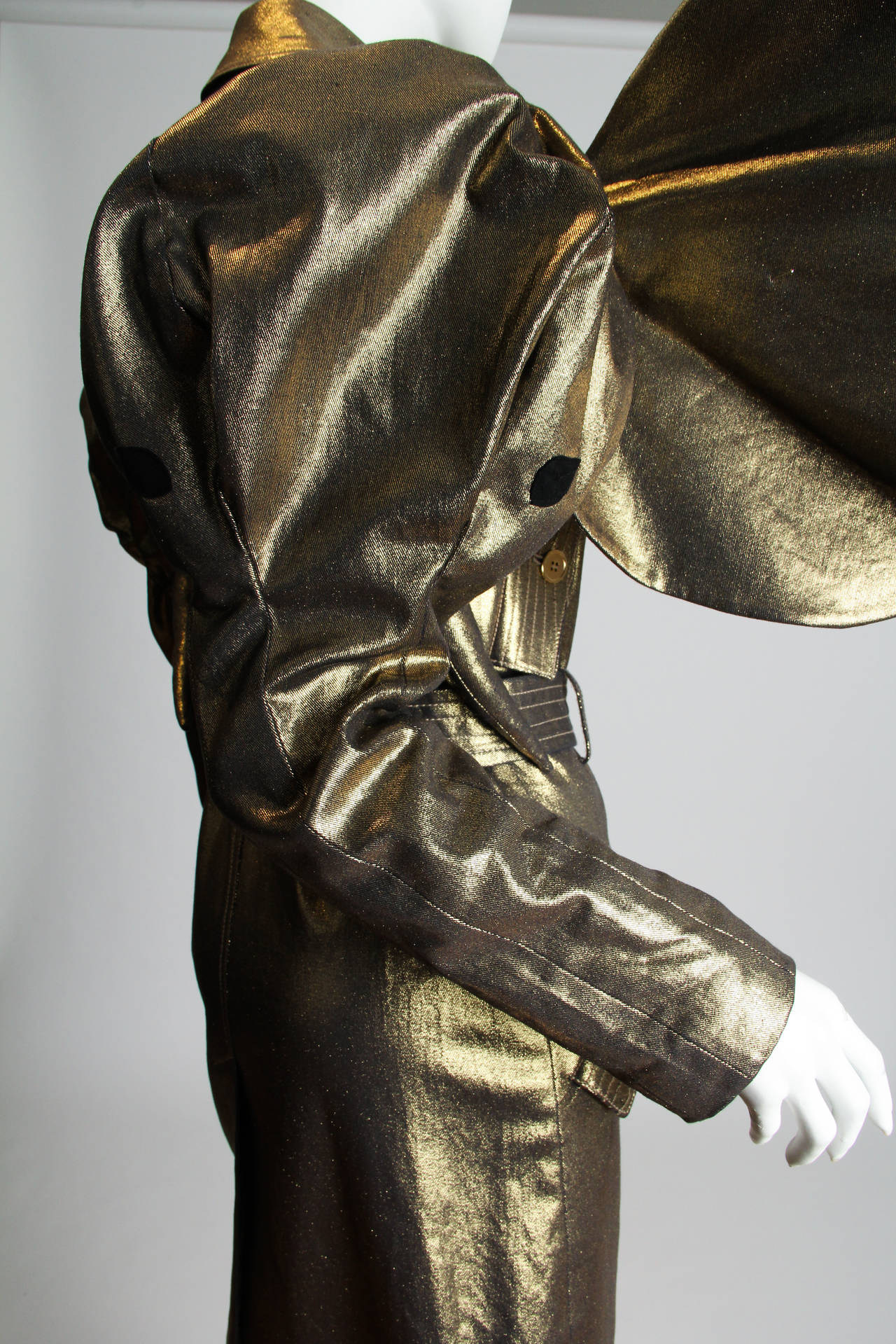 1990er Jahre JC DE CASTELBAJAC Metallic Gold Baumwolle Denim Trenchcoat mit Gürtel mit Elfenbein im Angebot 1