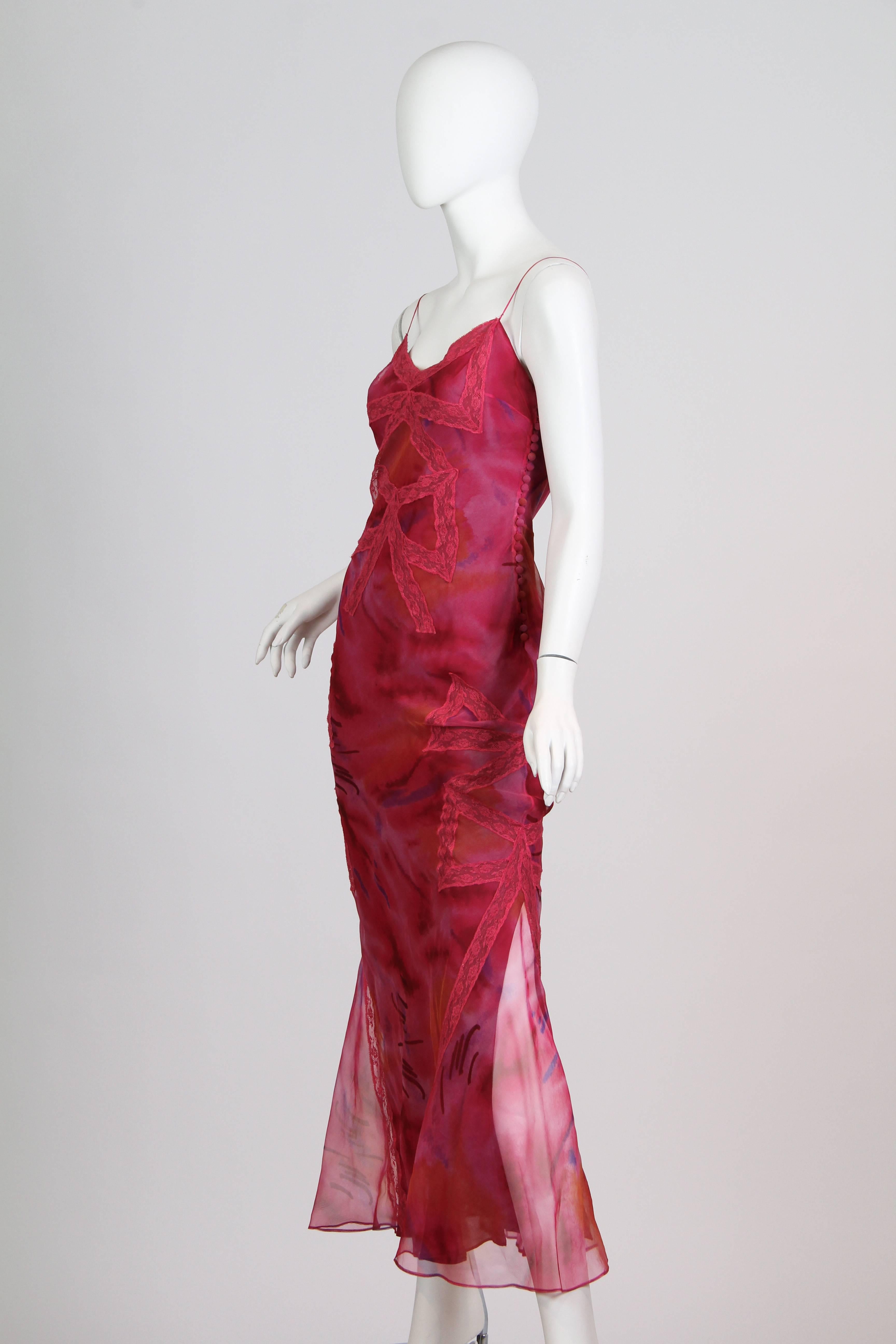 1990S JOHN GALLIANO CHRISTIAN DIOR Rosa frambuesa Organza de seda cortada al bies Vestido slip abstracto de acuarela con botones forrados y lazos de encaje insertados