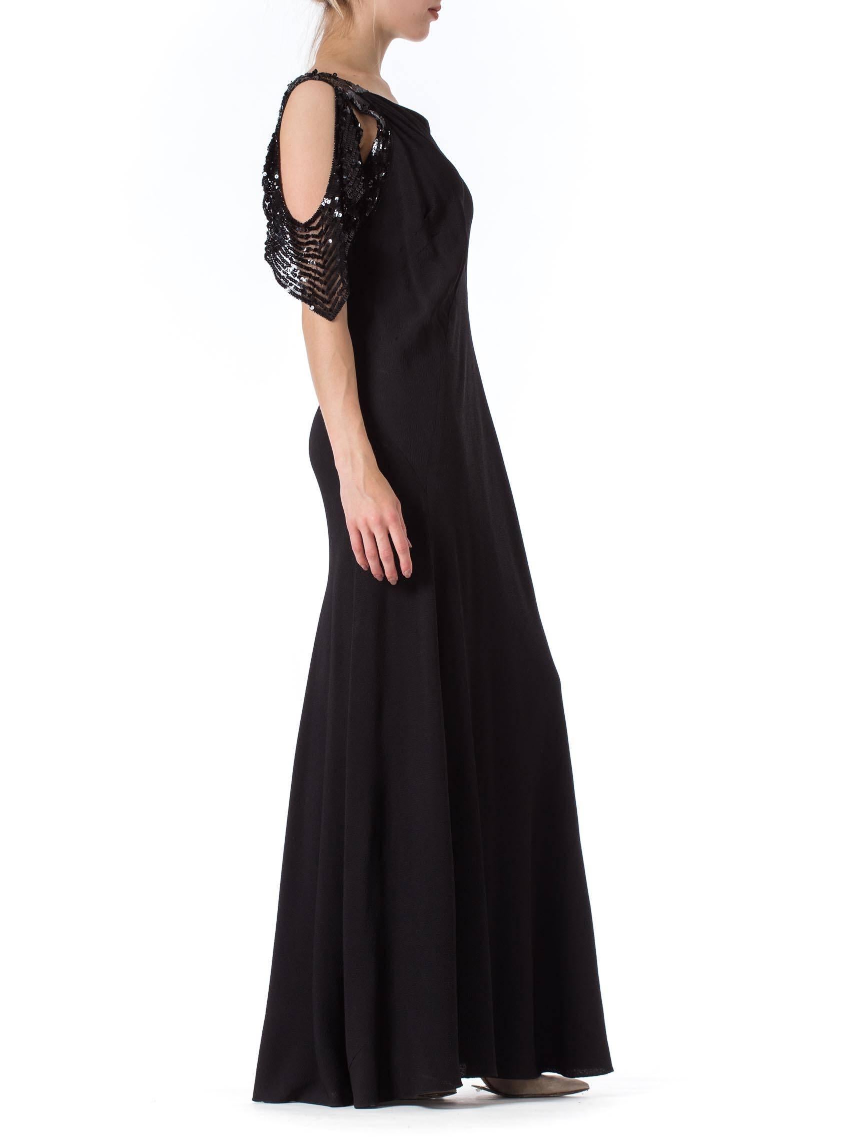 Abito nero in crepe di rayon tagliato in sbieco del 1930 con maniche a sbuffo in celluloide e paillettes in vendita 1