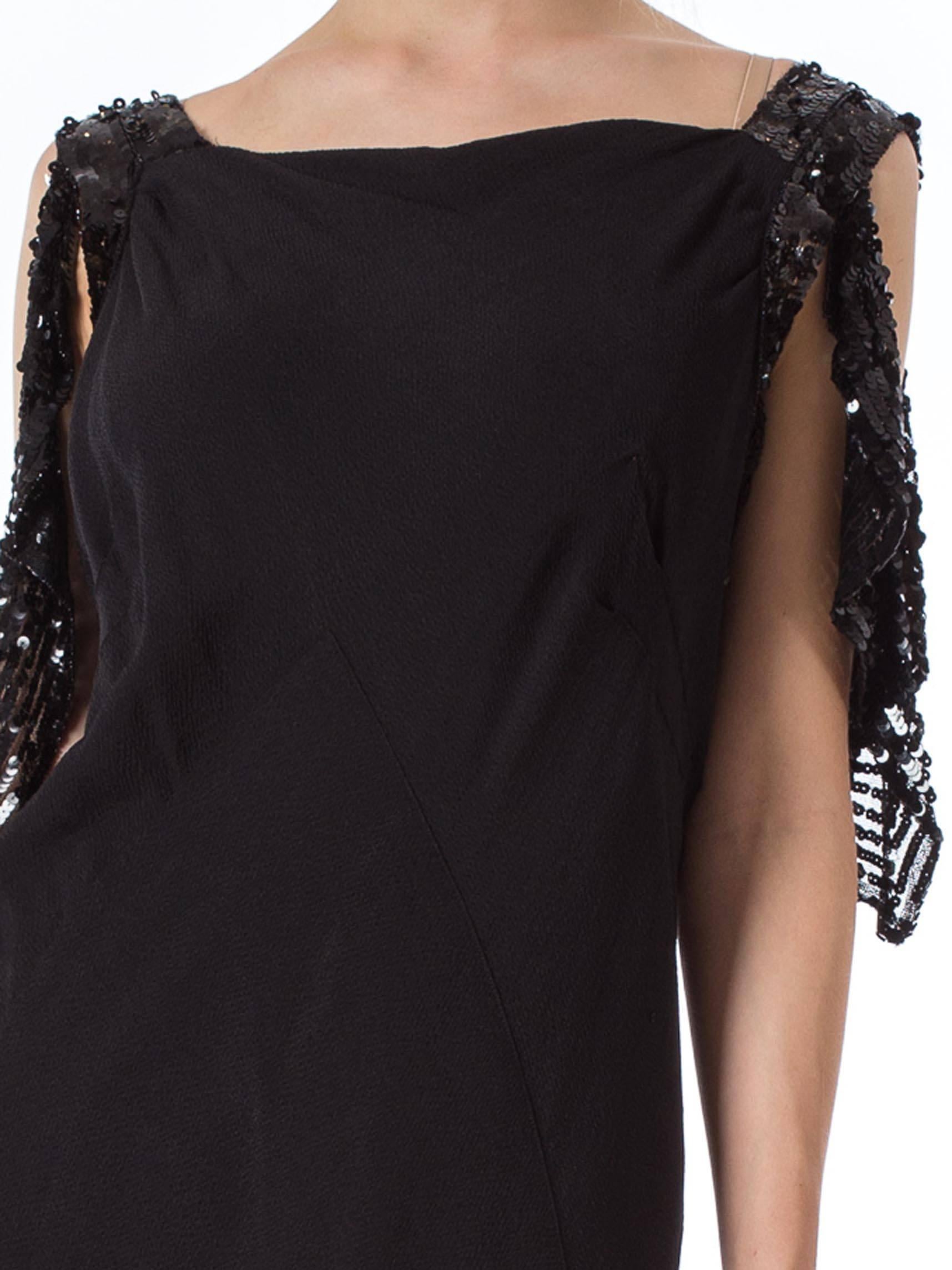 Abito nero in crepe di rayon tagliato in sbieco del 1930 con maniche a sbuffo in celluloide e paillettes in vendita 4