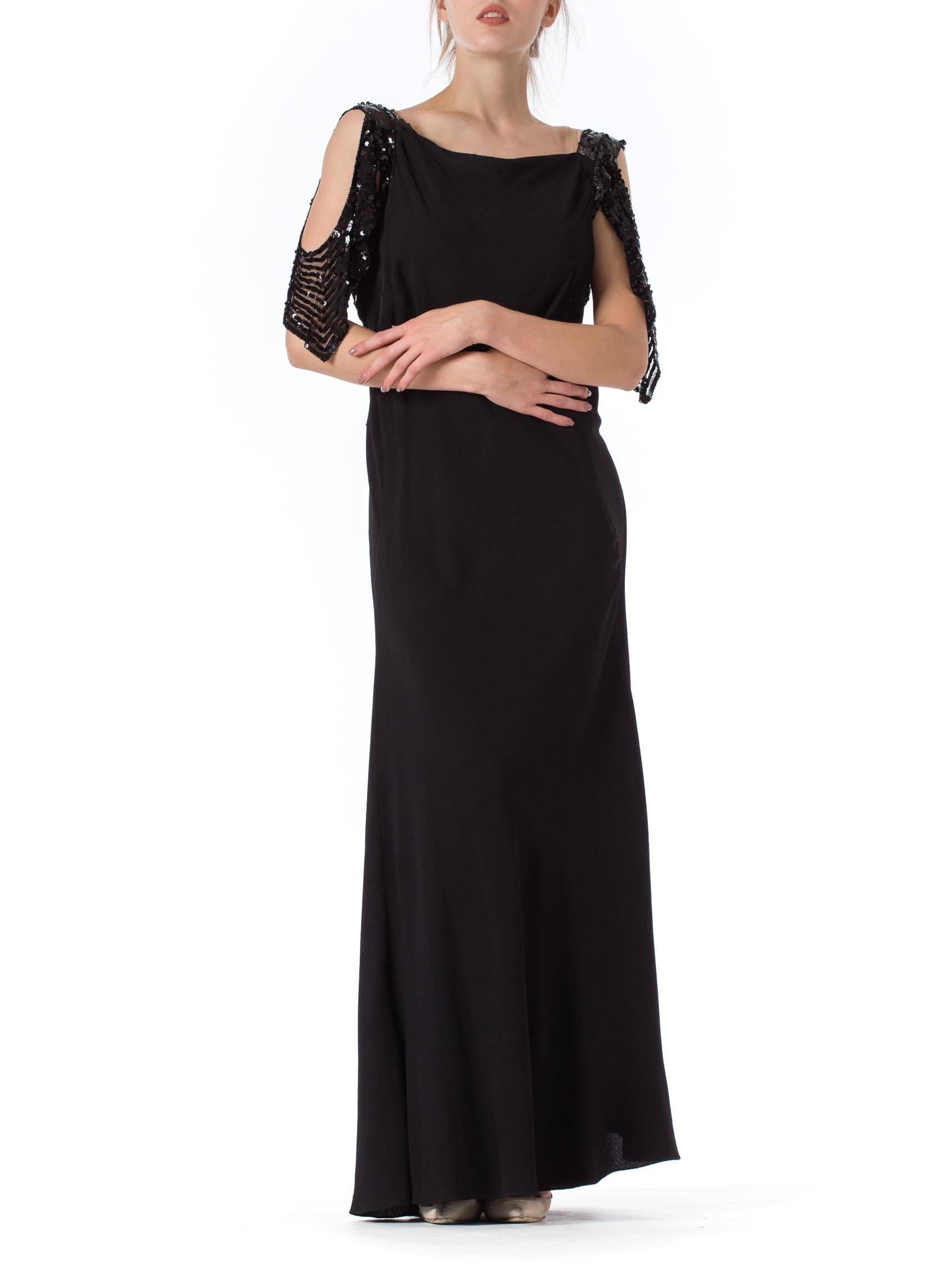 Abito nero in crepe di rayon tagliato in sbieco del 1930 con maniche a sbuffo in celluloide e paillettes In condizioni buone in vendita a New York, NY