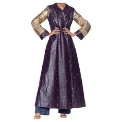 Morphew Aelier A melanzana viola con cristalli e borchie, maxi cappotto in piuma e oro.