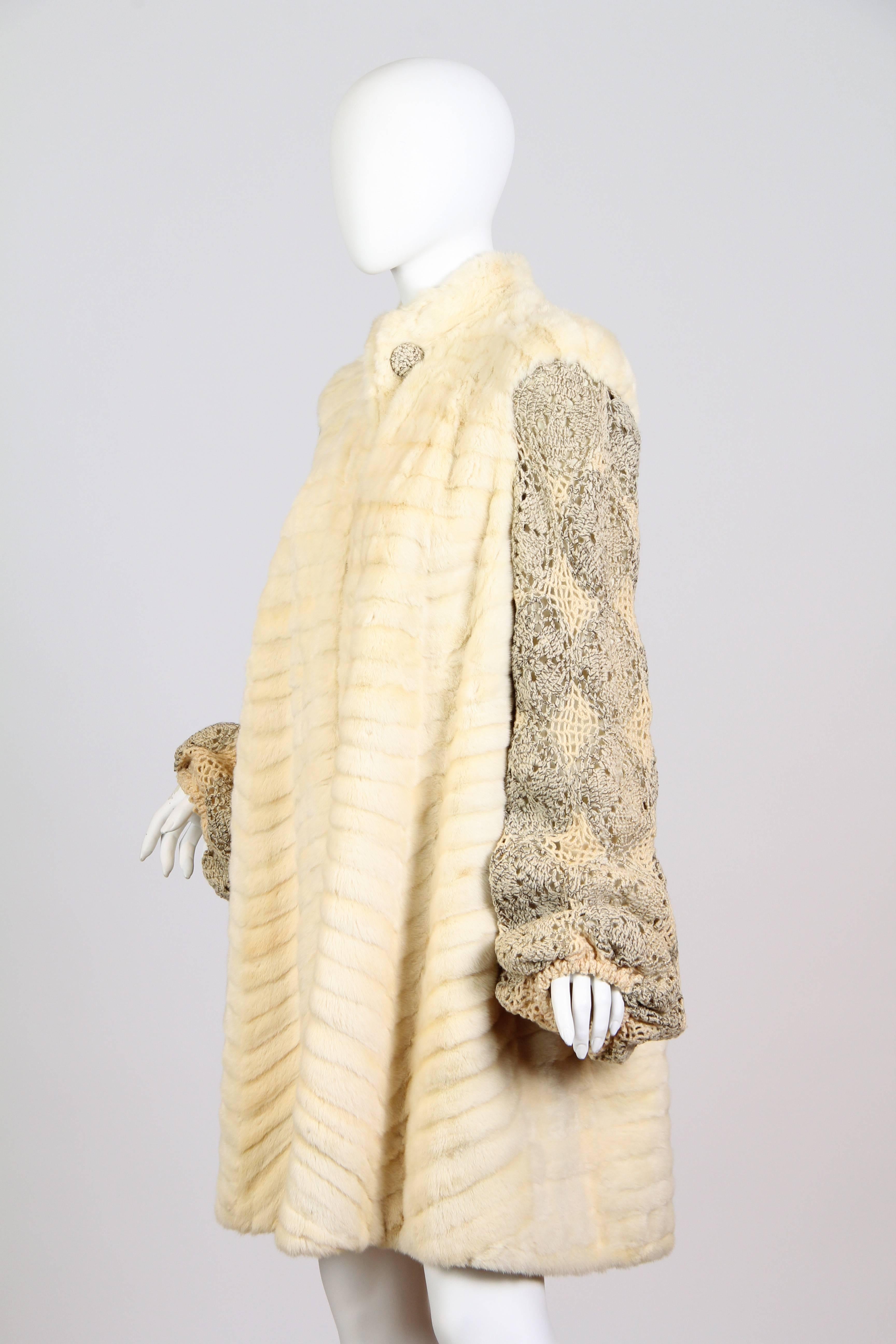1930er Cremefarbener Mantel aus Hermelinpelz mit gehäkelter Spitze aus Wollmischung an Ärmeln (Weiß) im Angebot