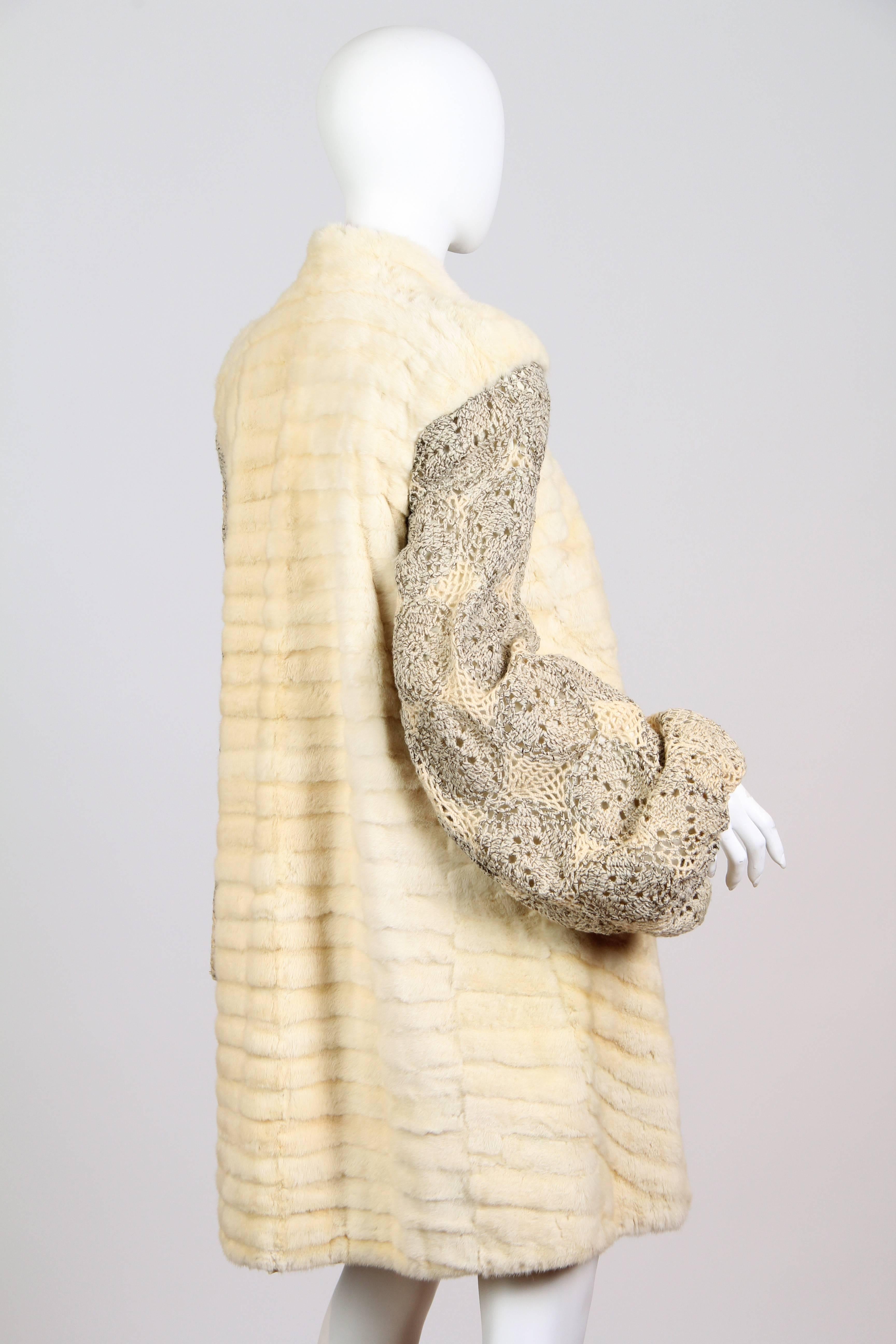 1930er Cremefarbener Mantel aus Hermelinpelz mit gehäkelter Spitze aus Wollmischung an Ärmeln im Zustand „Hervorragend“ im Angebot in New York, NY