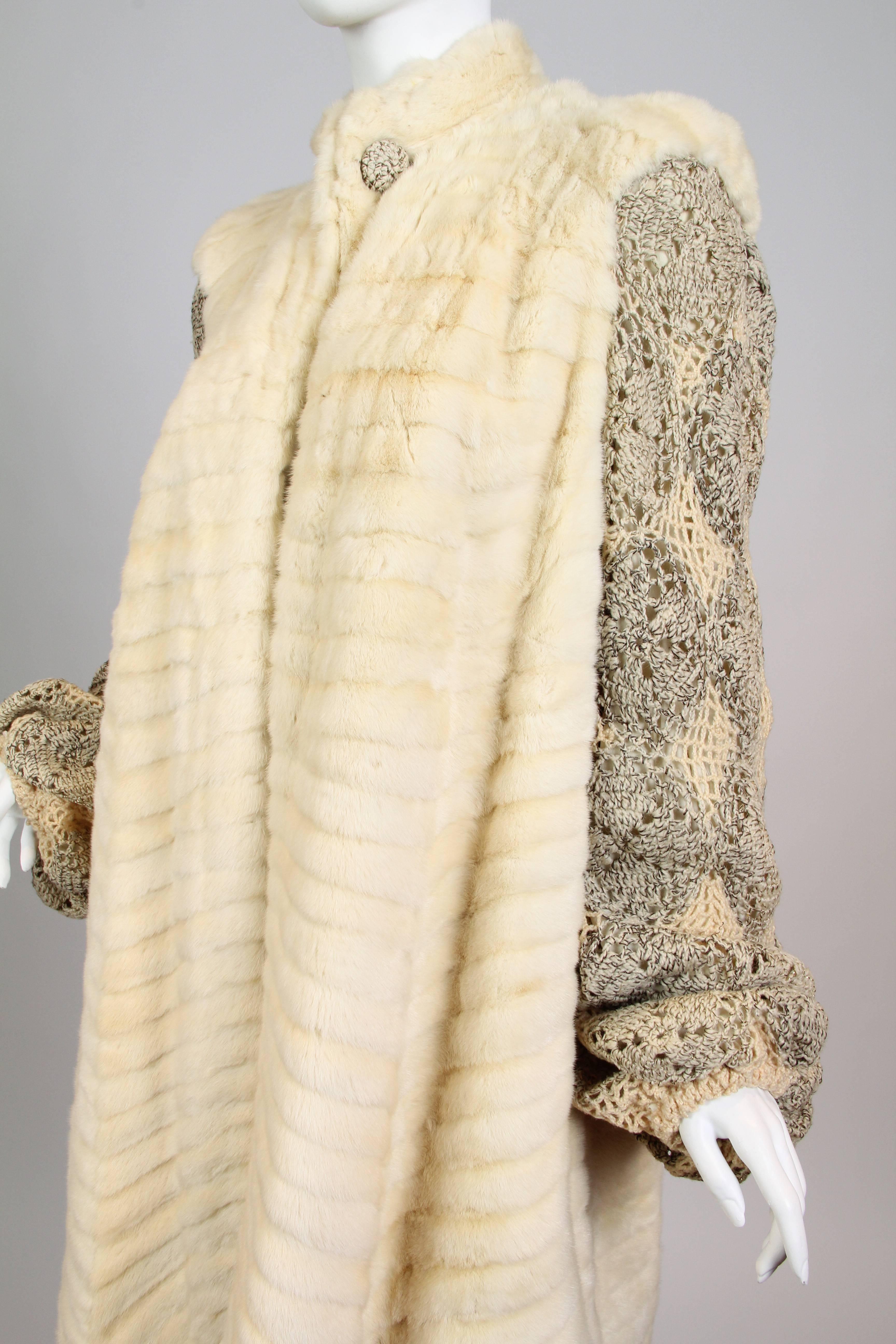 1930er Cremefarbener Mantel aus Hermelinpelz mit gehäkelter Spitze aus Wollmischung an Ärmeln im Angebot 2