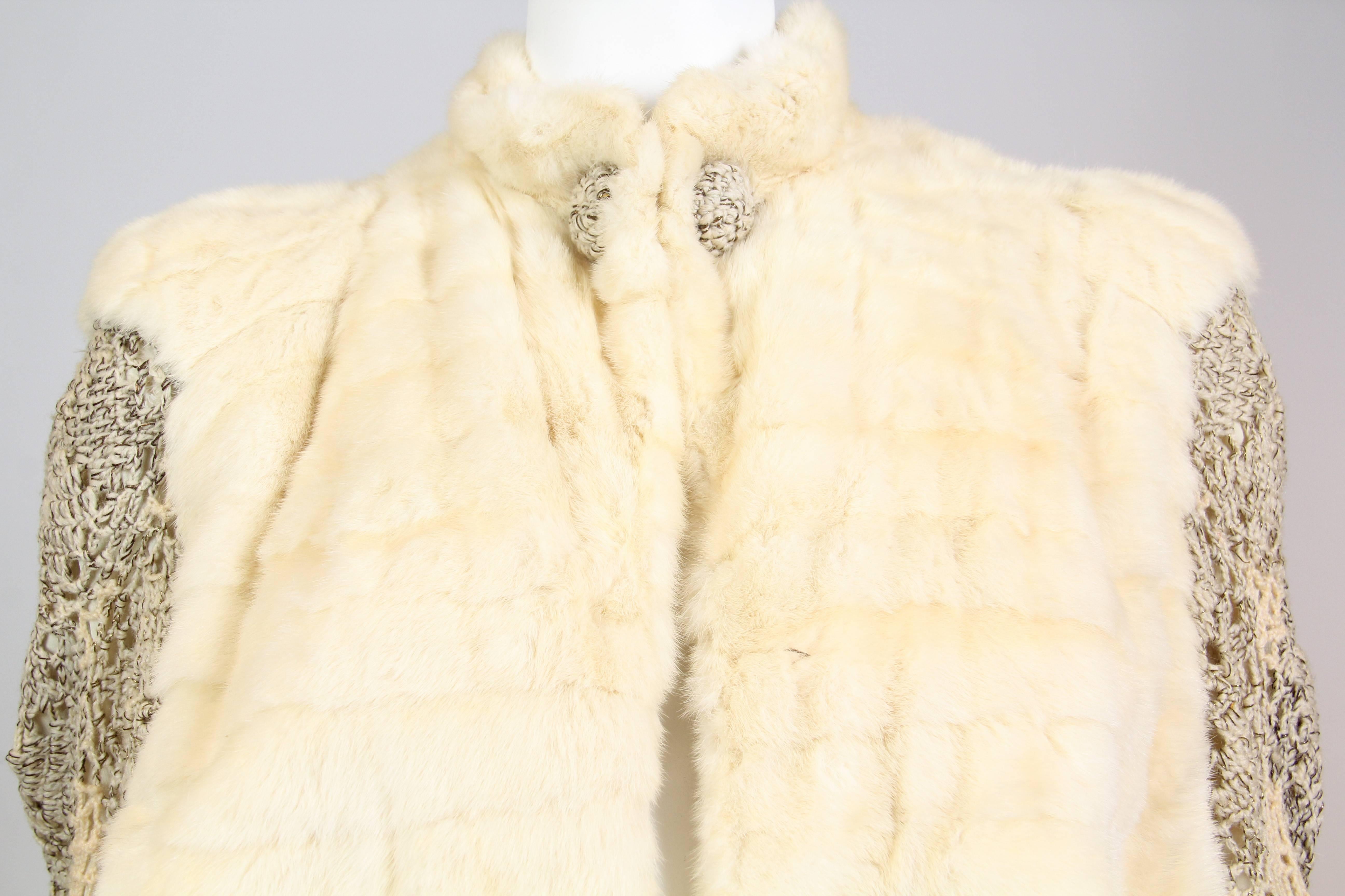 1930er Cremefarbener Mantel aus Hermelinpelz mit gehäkelter Spitze aus Wollmischung an Ärmeln im Angebot 1