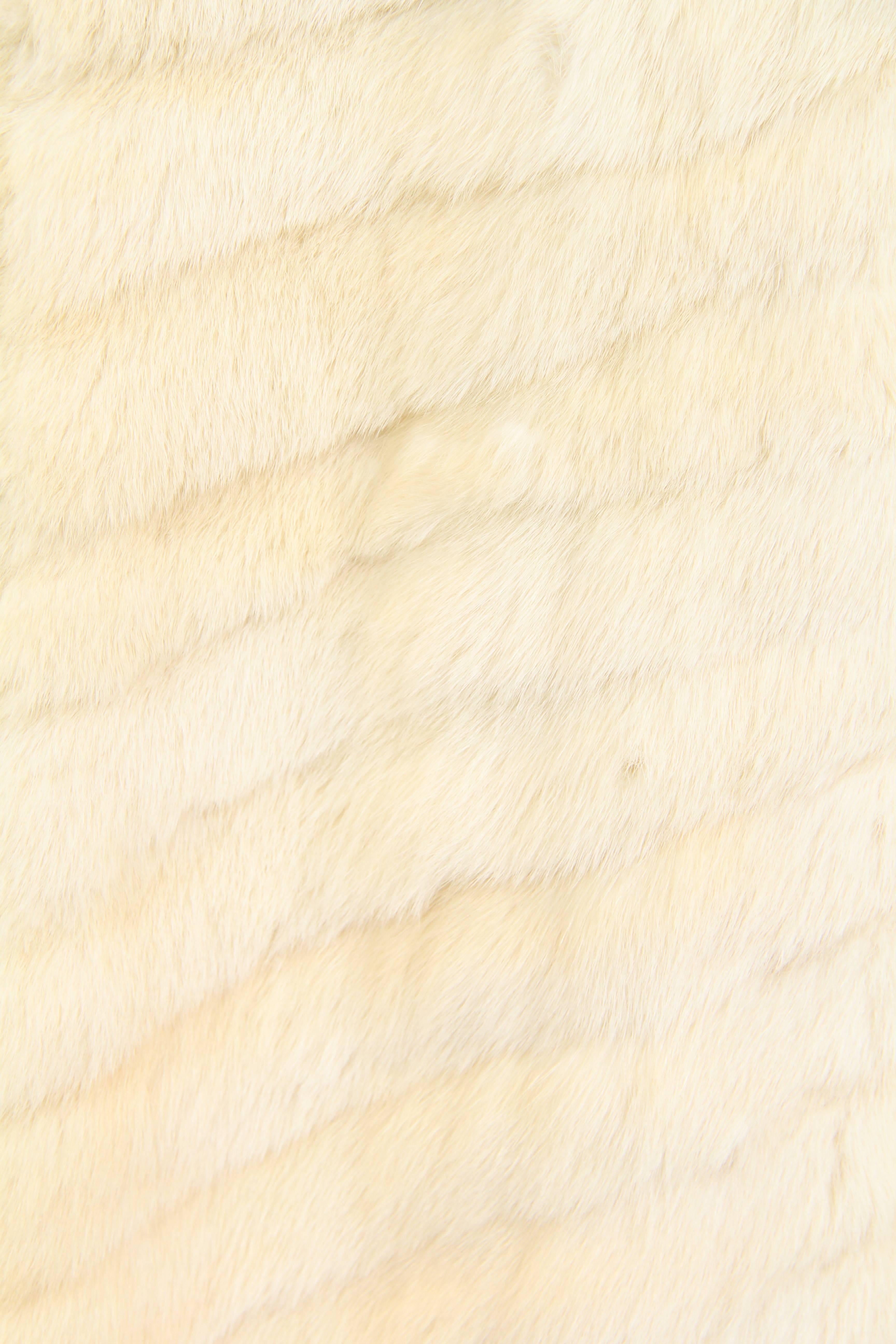 1930er Cremefarbener Mantel aus Hermelinpelz mit gehäkelter Spitze aus Wollmischung an Ärmeln im Angebot 4