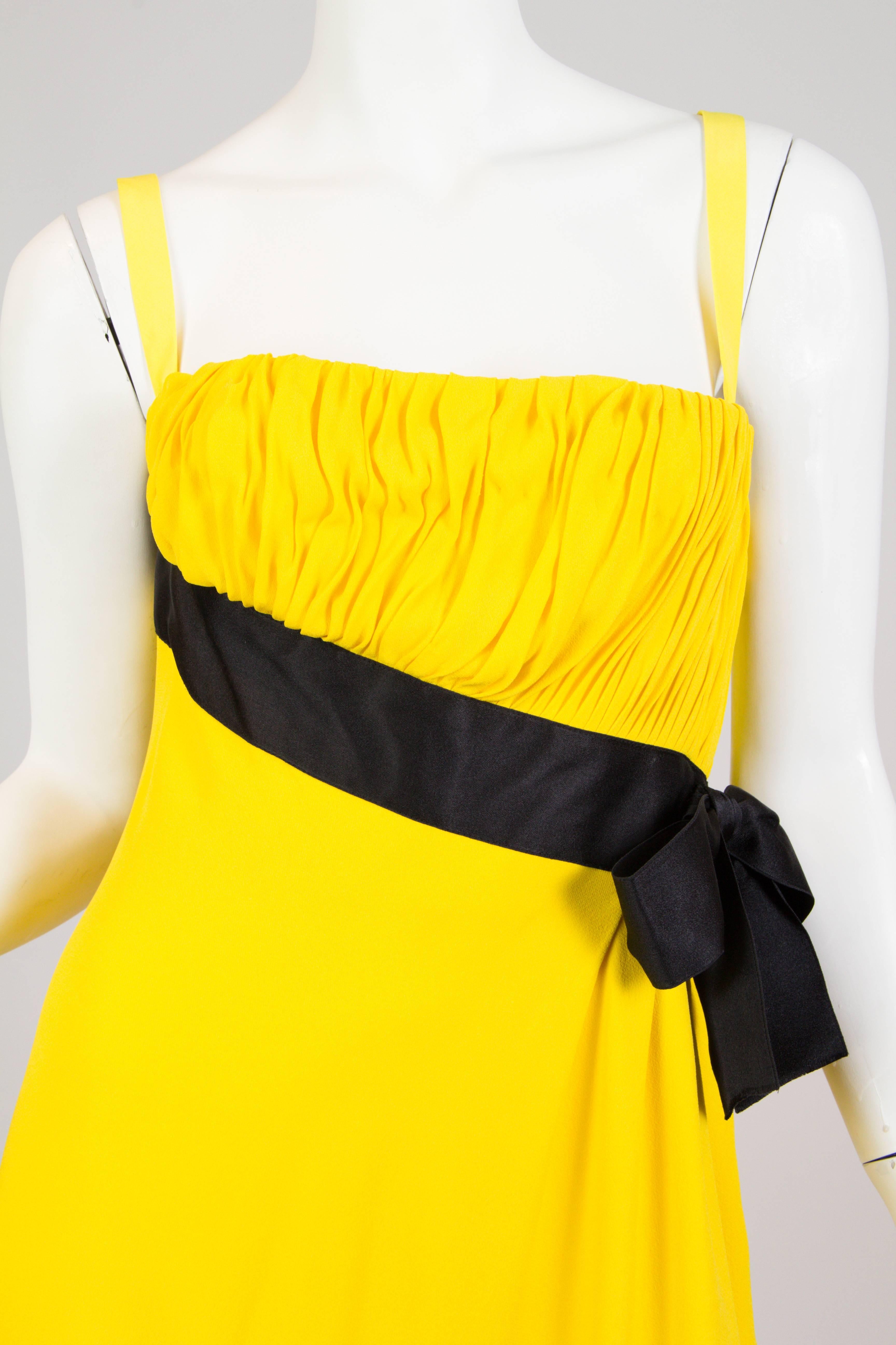 1990er CHANEL Elfenbeingelbes trägerloses Kleid mit Empire-Taille aus Seidenkrepp und Chiffon Damen im Angebot