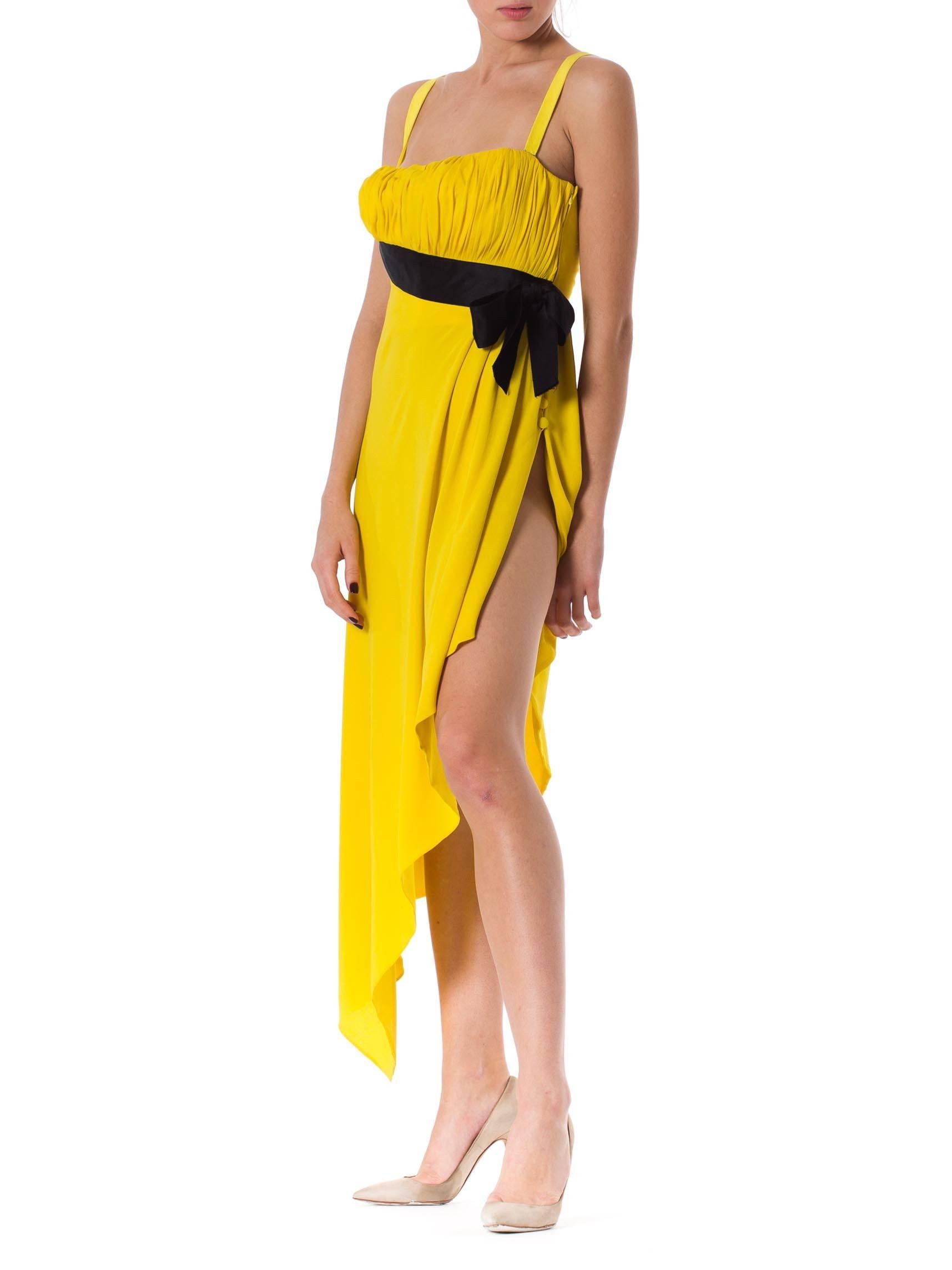 1990er CHANEL Elfenbeingelbes trägerloses Kleid mit Empire-Taille aus Seidenkrepp und Chiffon (Gelb) im Angebot