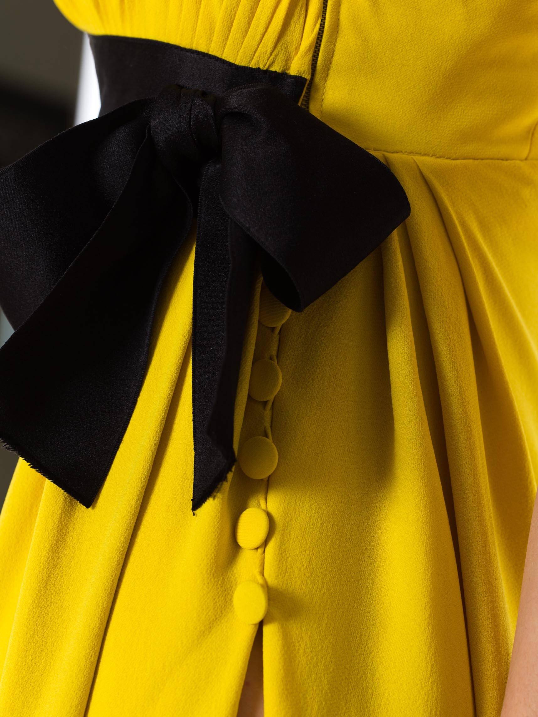 1990er CHANEL Elfenbeingelbes trägerloses Kleid mit Empire-Taille aus Seidenkrepp und Chiffon im Angebot 3