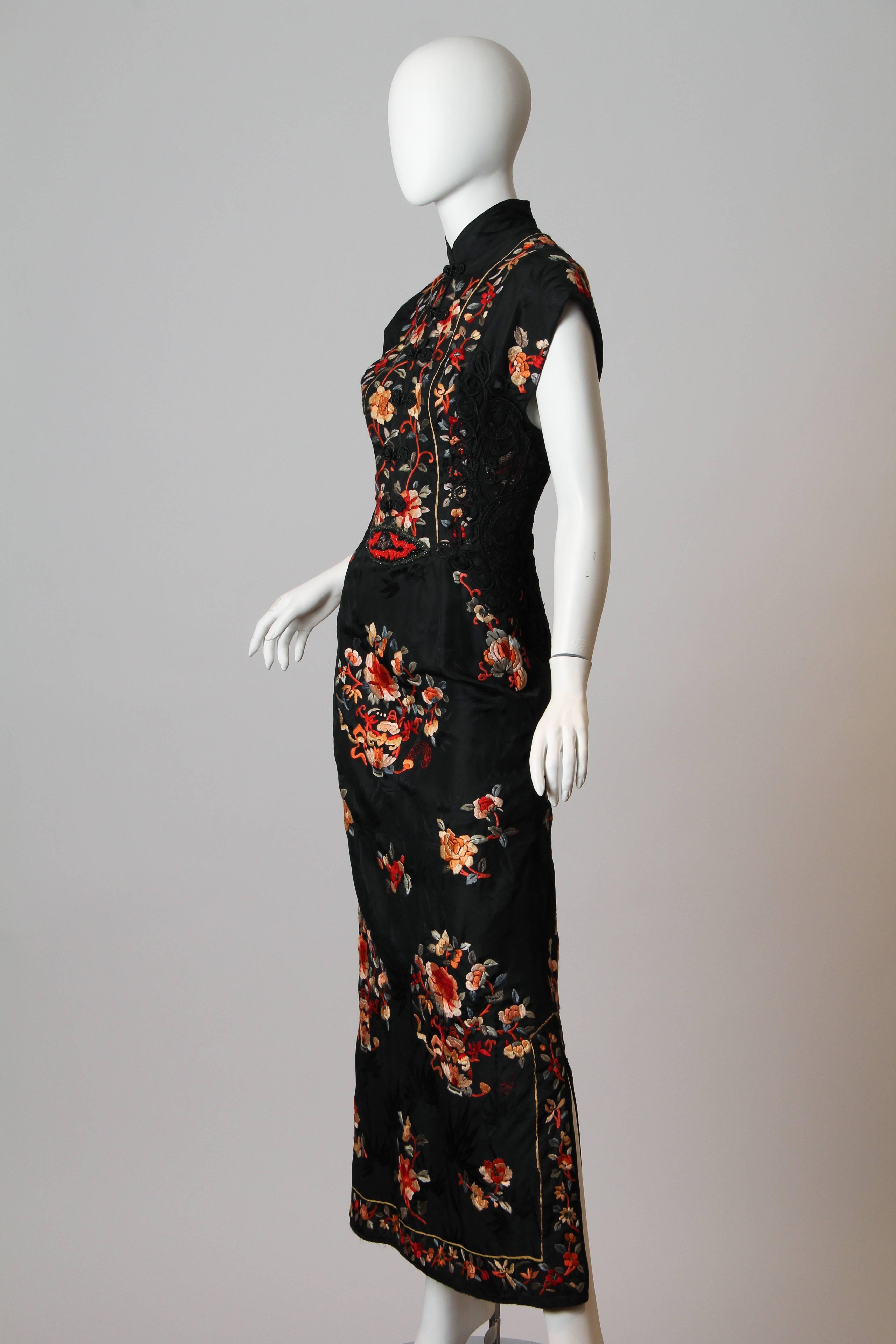 Women's Backless Hand Embroidered Chinese Dress with Victorian Lace