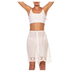 Knickers victoriens en coton biologique blanc avec finition haute couture sur gazon