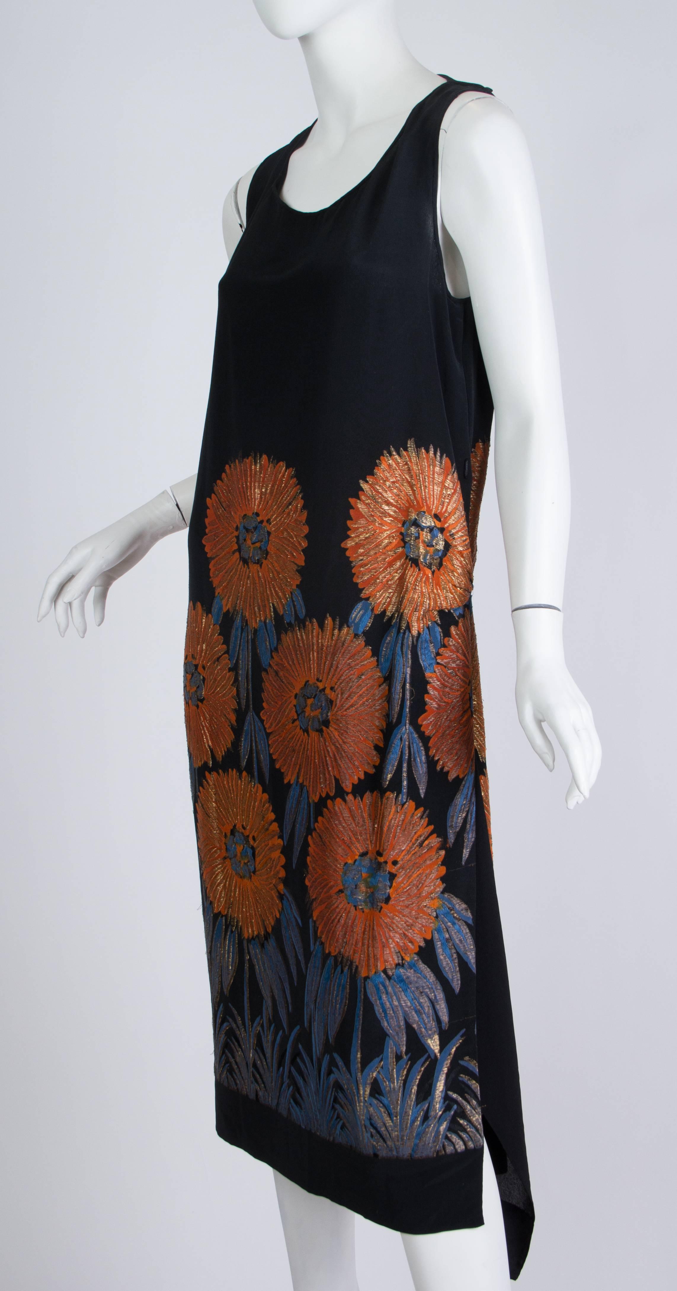 1920S Gold Lamé Silk Jacquard Cocktail Dress With Large Orange & Blue Flowers In Excellent Condition For Sale In New York, NY