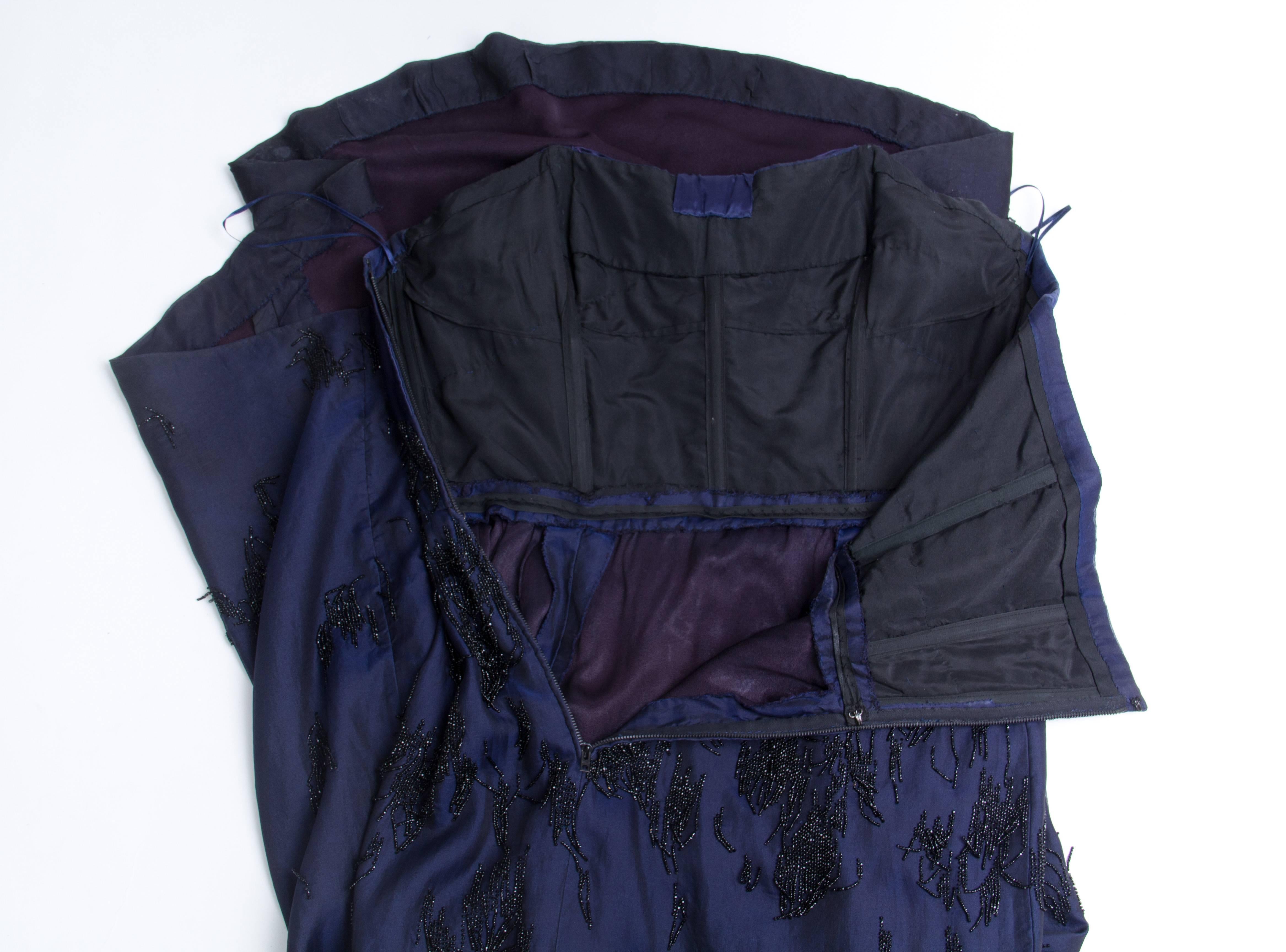 PIERRE BALMAIN Robe haute couture en organza de soie perlée noire et bleue, années 1950 en vente 3
