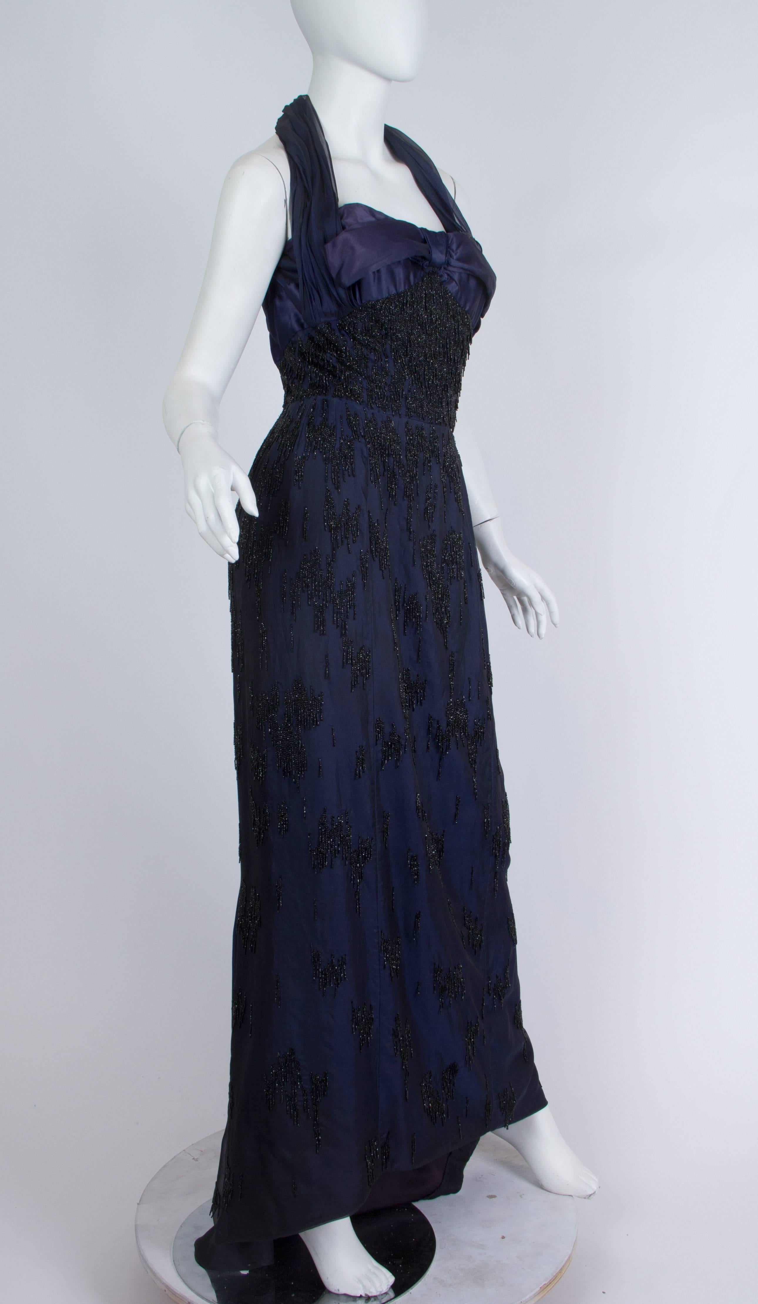 Noir PIERRE BALMAIN Robe haute couture en organza de soie perlée noire et bleue, années 1950 en vente