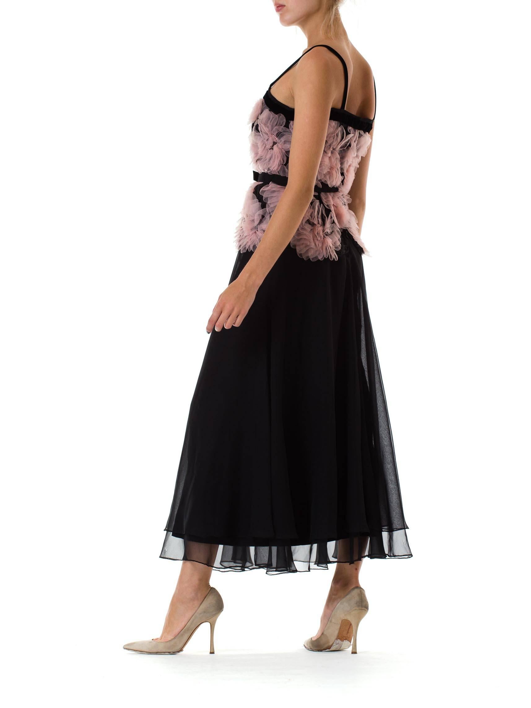 MORPHEW COLLECTION Schwarzes & rosafarbenes Chiffon-Kleid von Chanel inspiriert mit 1980er Ri Damen im Angebot