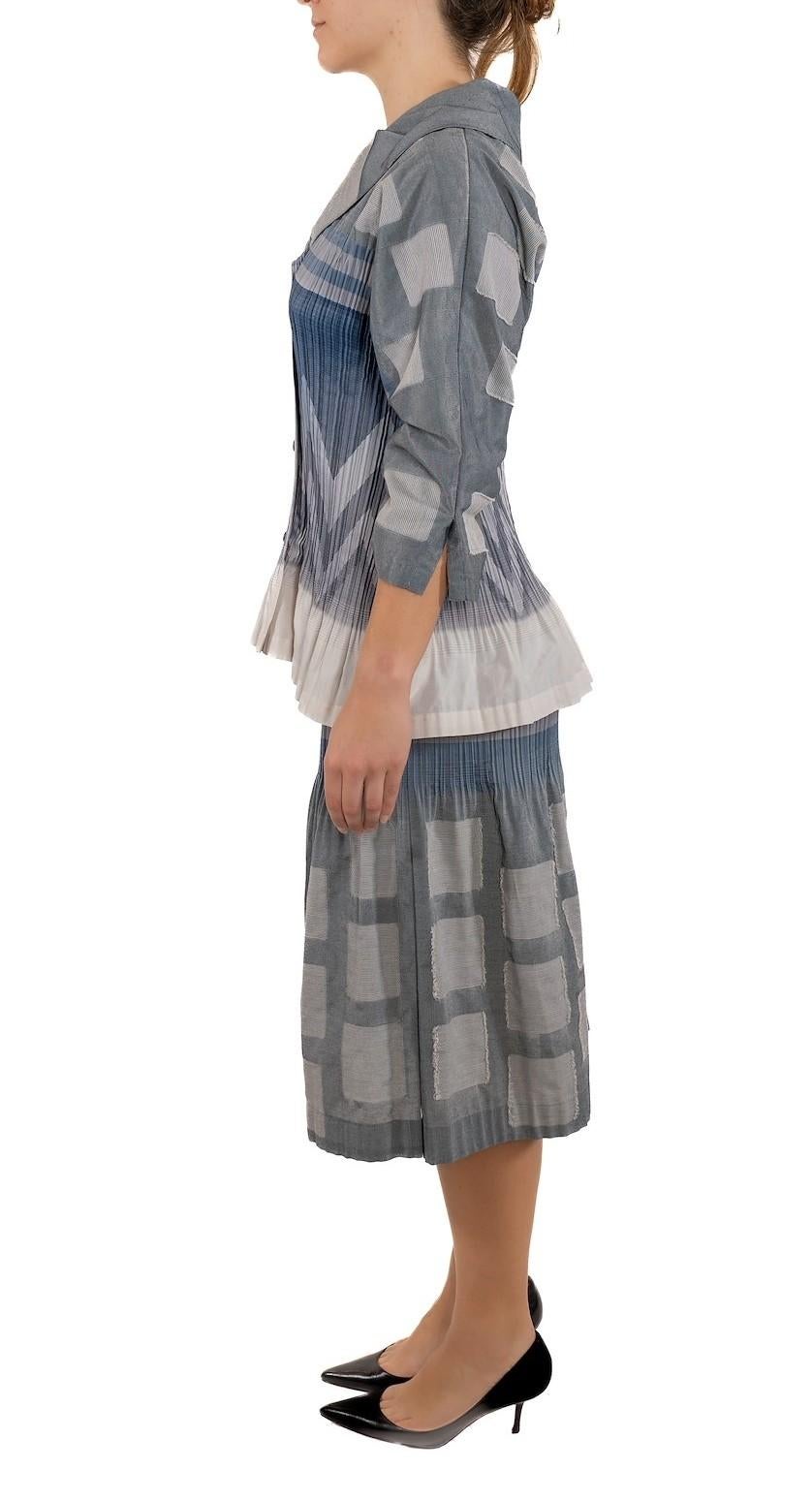 1990S Issey Miyake - Gonna e giacca a pieghe in poliestere/cotone in un misto di blu. In condizioni buone in vendita a New York, NY