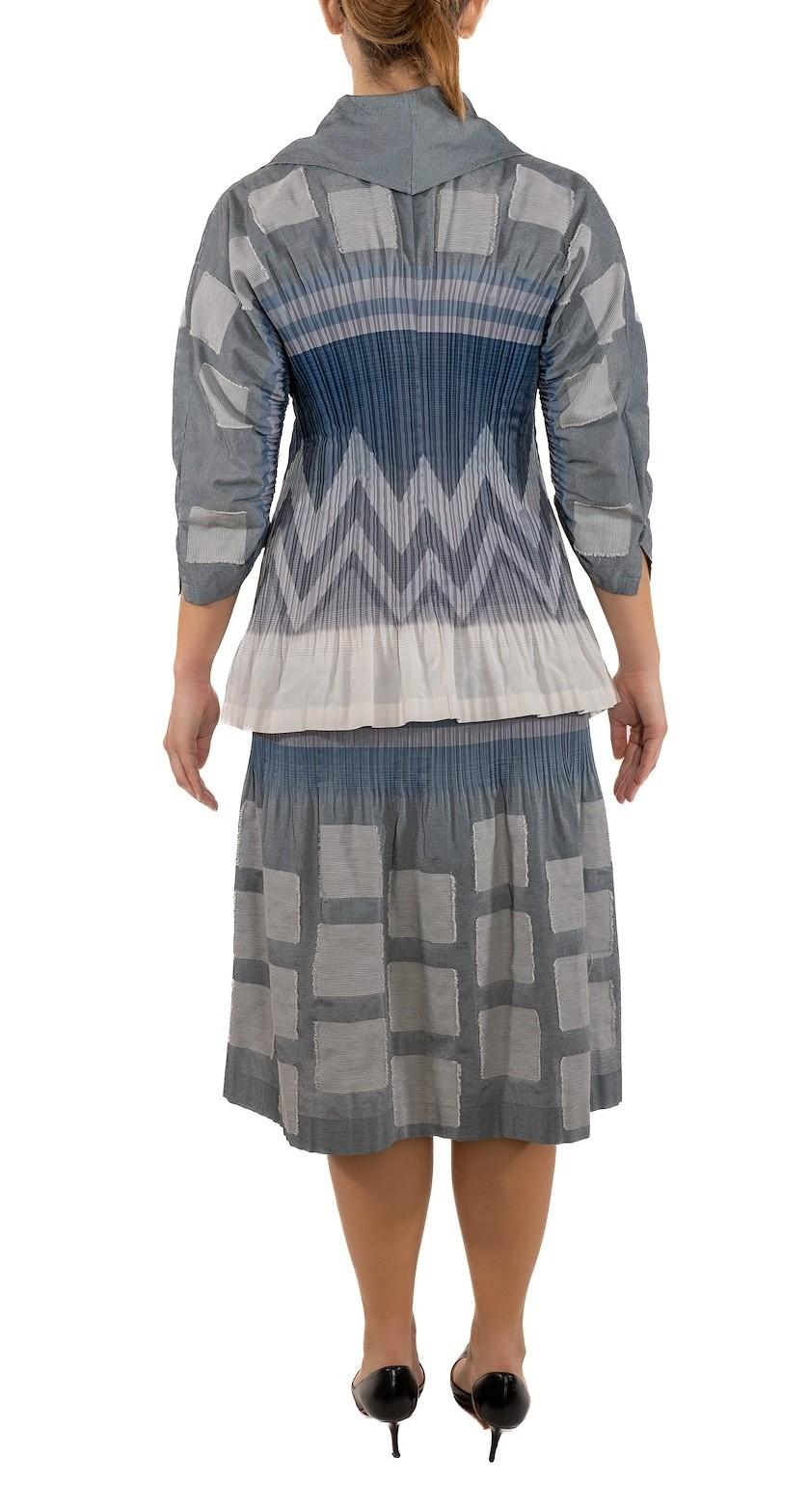 Donna 1990S Issey Miyake - Gonna e giacca a pieghe in poliestere/cotone in un misto di blu. in vendita