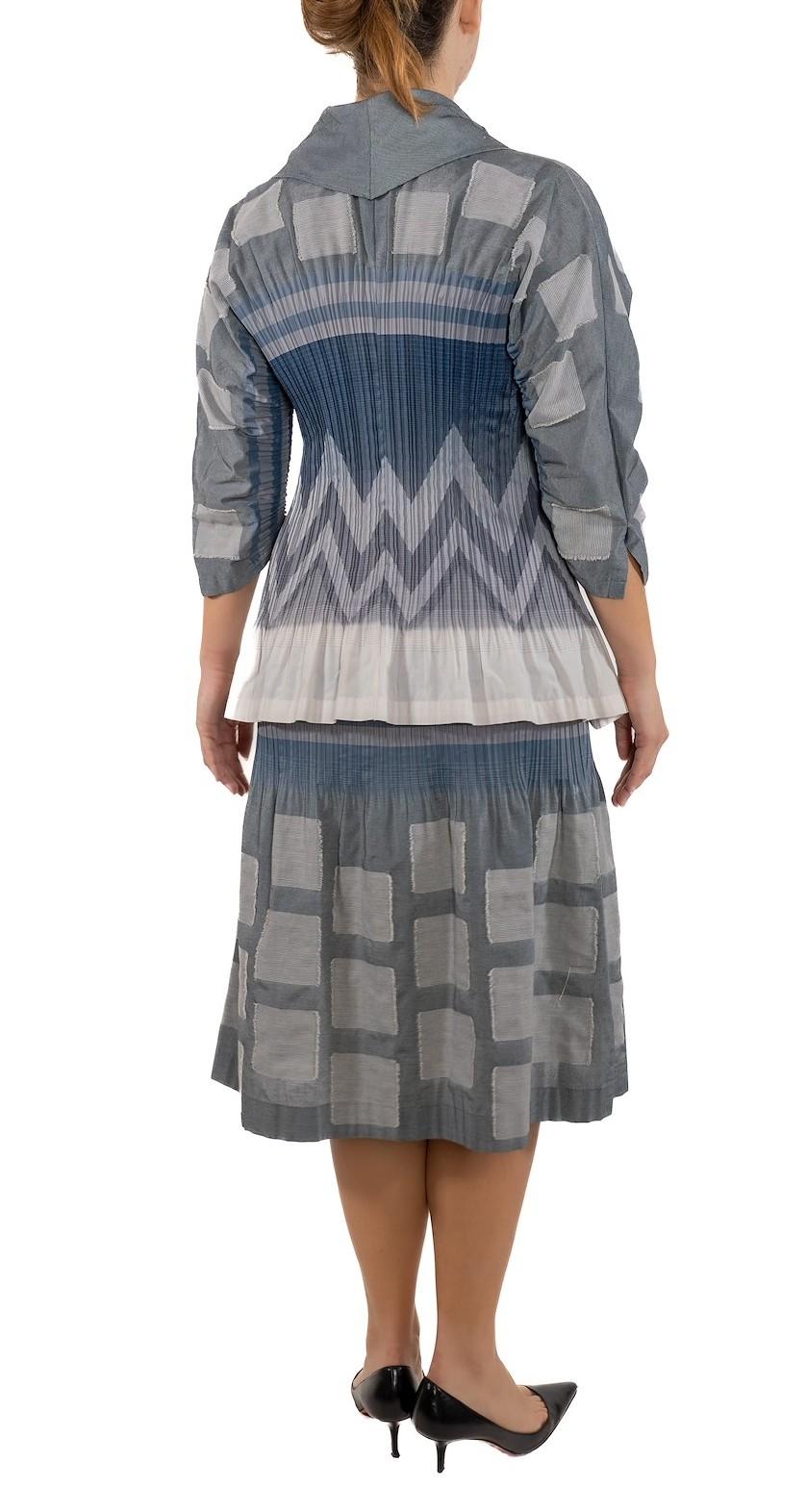 1990S Issey Miyake - Gonna e giacca a pieghe in poliestere/cotone in un misto di blu. in vendita 1