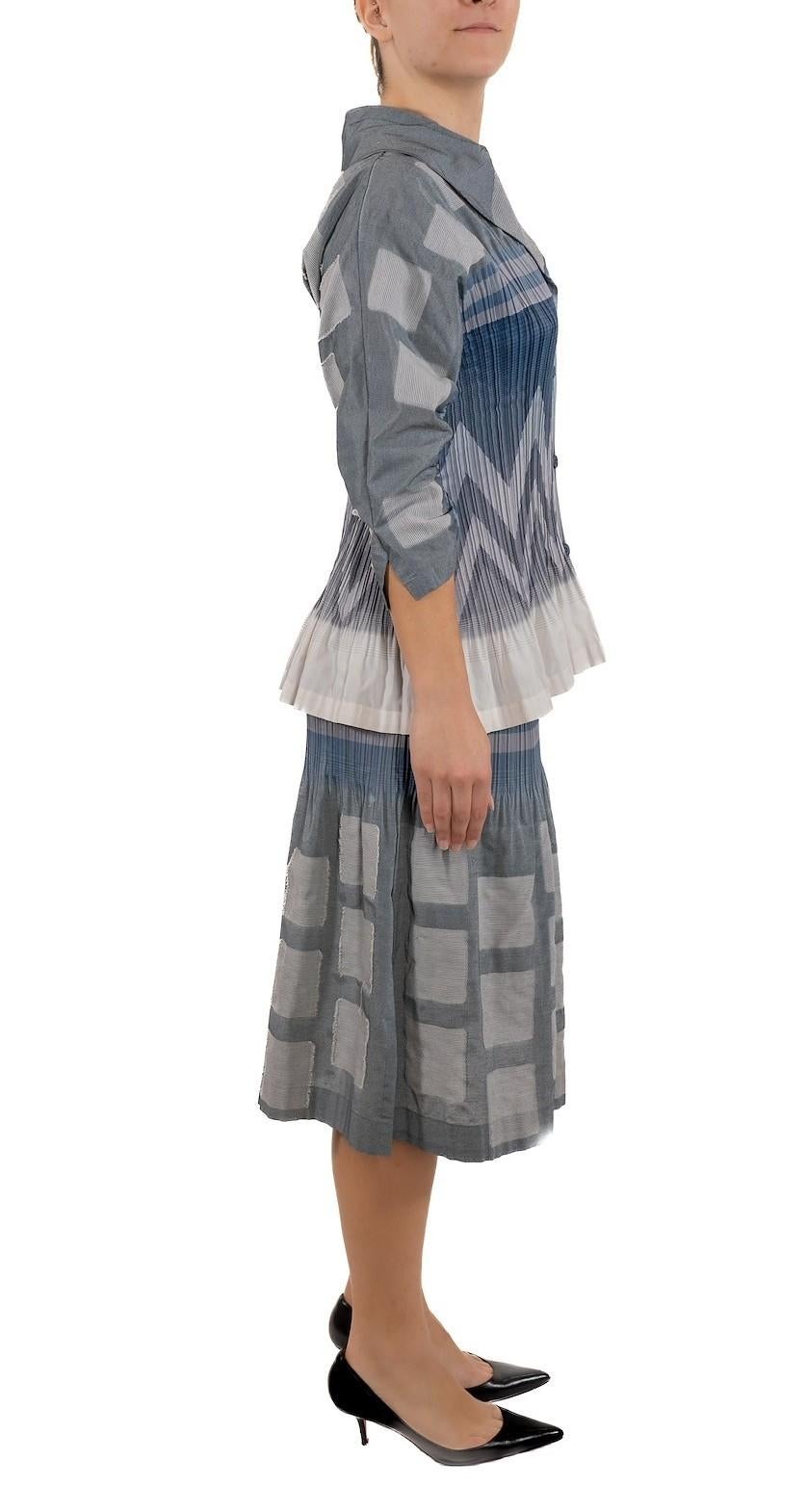 1990S Issey Miyake - Gonna e giacca a pieghe in poliestere/cotone in un misto di blu. in vendita 3