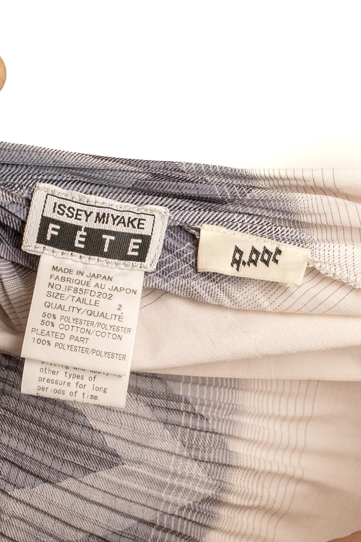 1990S Issey Miyake - Gonna e giacca a pieghe in poliestere/cotone in un misto di blu. in vendita 4