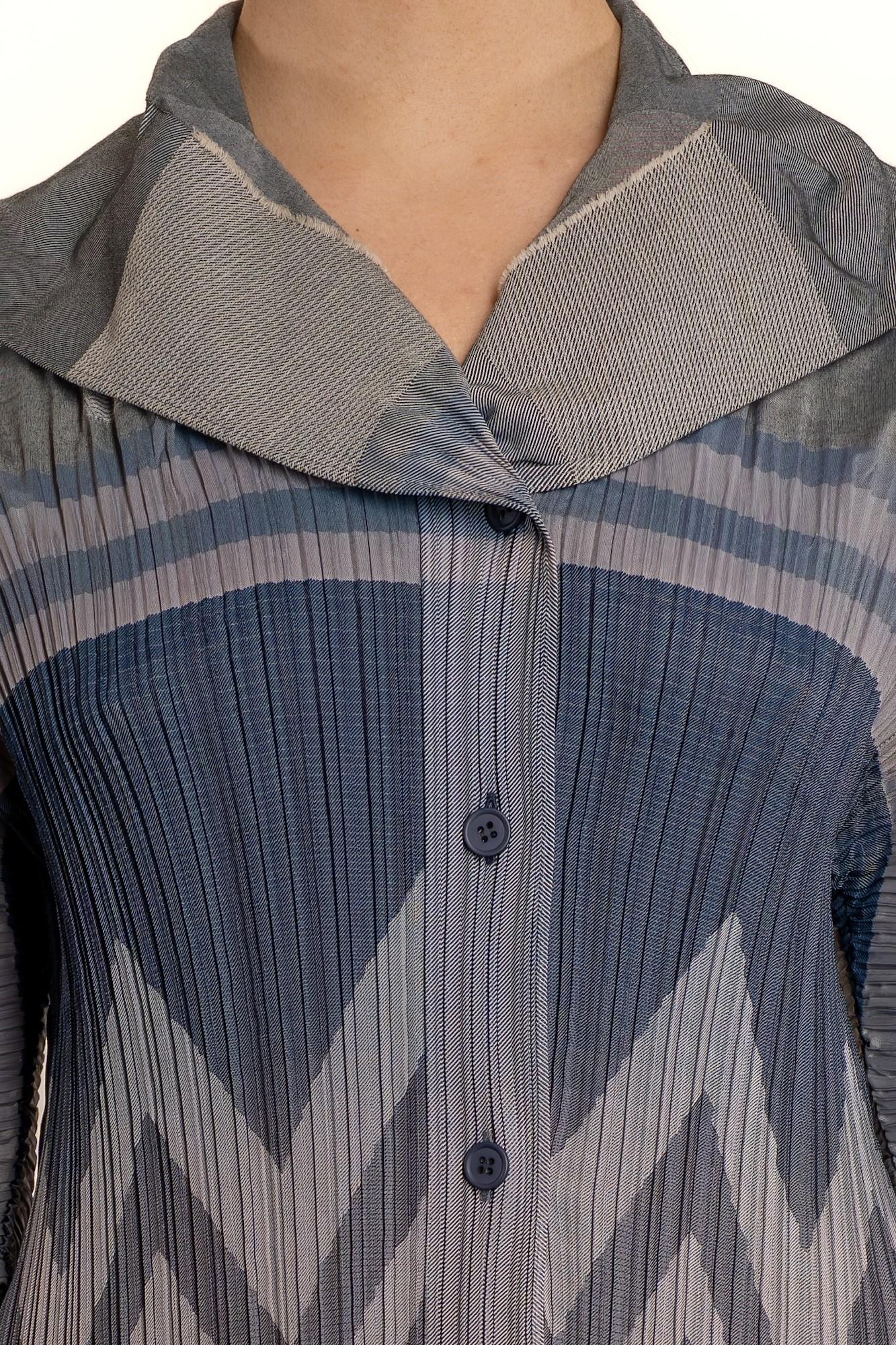 1990S Issey Miyake - Gonna e giacca a pieghe in poliestere/cotone in un misto di blu. in vendita 5