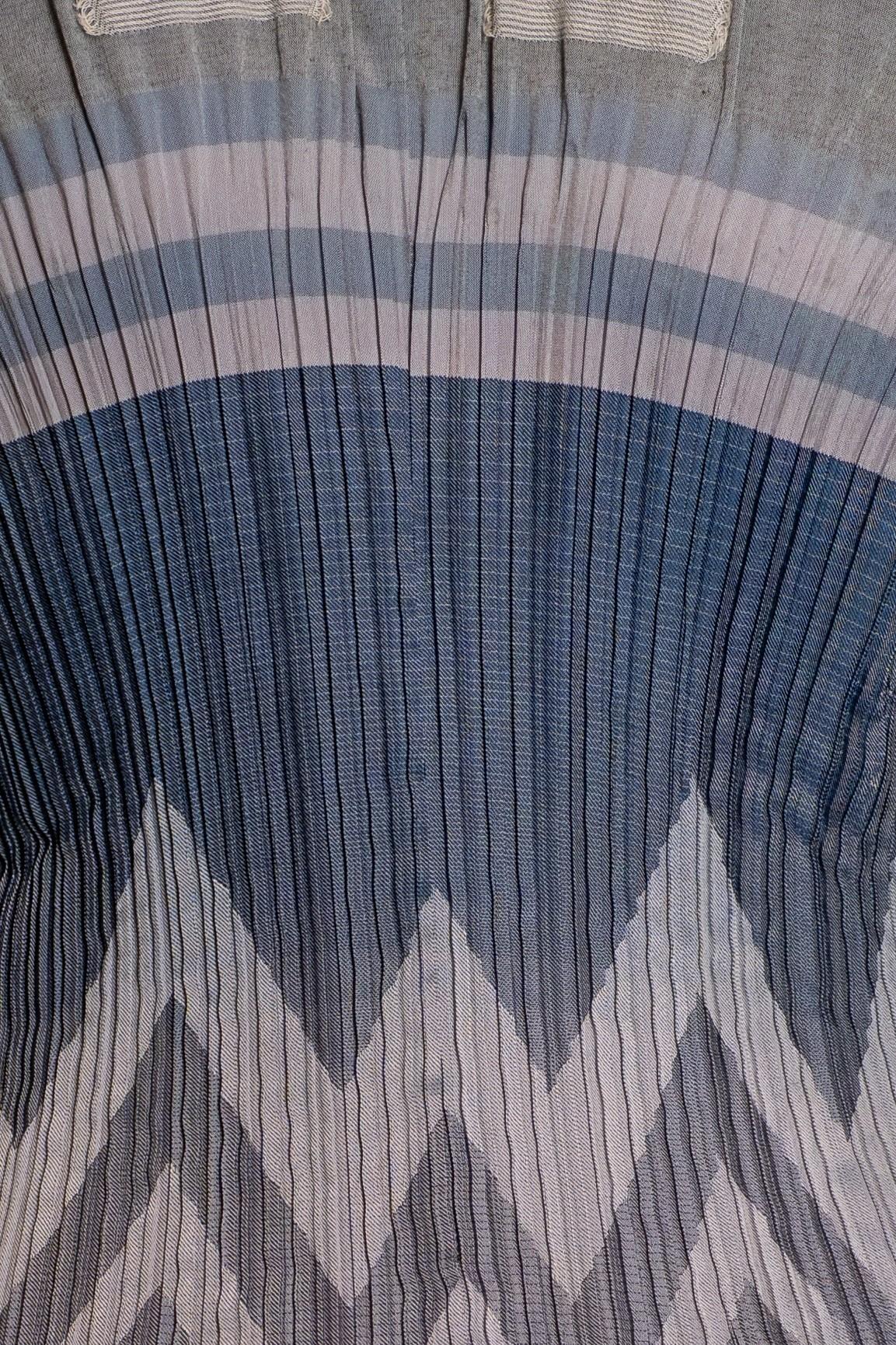 1990S Issey Miyake - Gonna e giacca a pieghe in poliestere/cotone in un misto di blu. in vendita 6