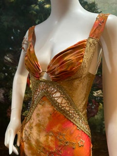MA-Abendkleid aus metallisch schimmernder Seide mit Stickerei, Ice-Dye-Effekt, goldener Schnürung und Karneolperlen