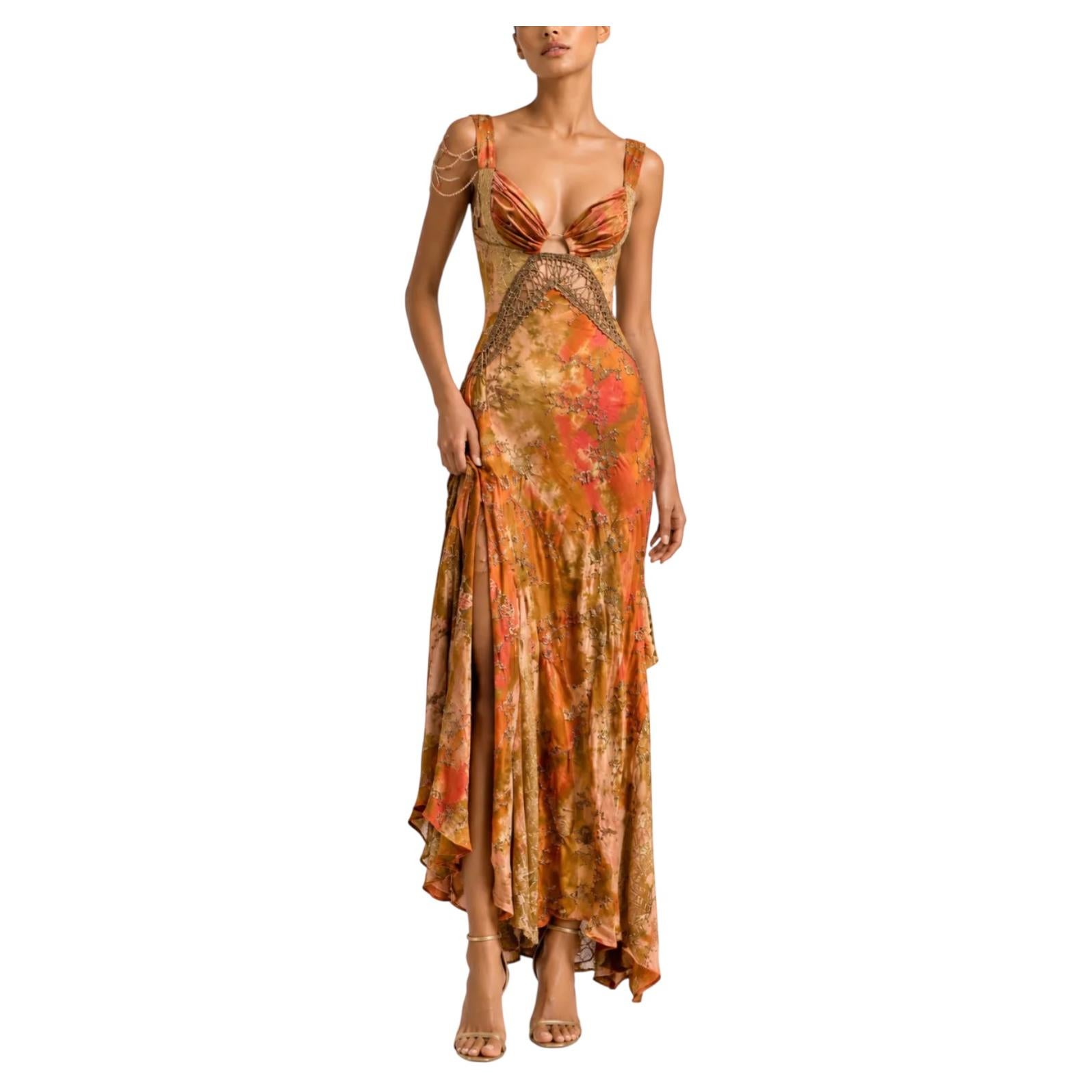 Vestido MA de seda metalizada con bordados en efecto «ice dye», cordones dorados y cuentas de cornalina