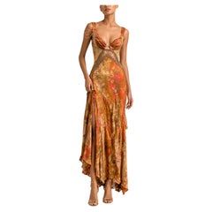 MA-Abendkleid aus metallisch schimmernder Seide mit Stickerei, Ice-Dye-Effekt, goldener Schnürung und Karneolperlen